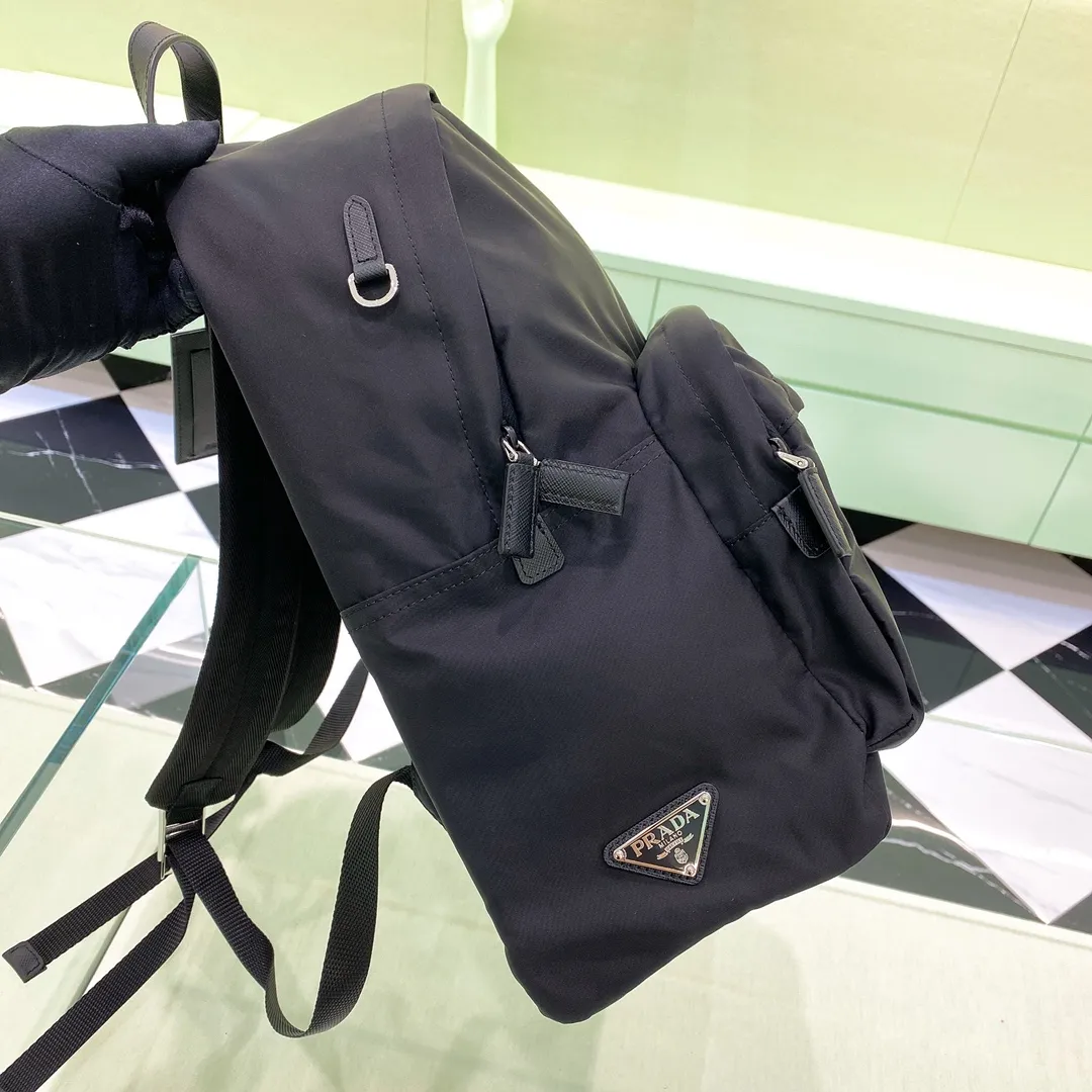 💰1260✨ The latest hot style✨Men's backpack 2VZ066 with black side markings, fashionable and simple style, triangular enamel nameplate logo on the side, imported original waterproof parachute fabric, super large capacity for layered storage inside, equipped with exclusive laptop storage bag, super convenient and practical, both men and women can carry it, perfect details comparable to the counters😘 Versatile, casual and fashionable must-have [deyi][deyi] Size 40*29*17