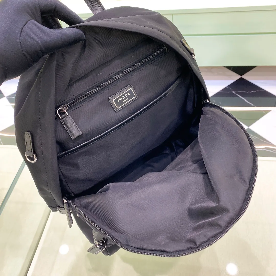 💰1260✨ The latest hot style✨Men's backpack 2VZ066 with black side markings, fashionable and simple style, triangular enamel nameplate logo on the side, imported original waterproof parachute fabric, super large capacity for layered storage inside, equipped with exclusive laptop storage bag, super convenient and practical, both men and women can carry it, perfect details comparable to the counters😘 Versatile, casual and fashionable must-have [deyi][deyi] Size 40*29*17