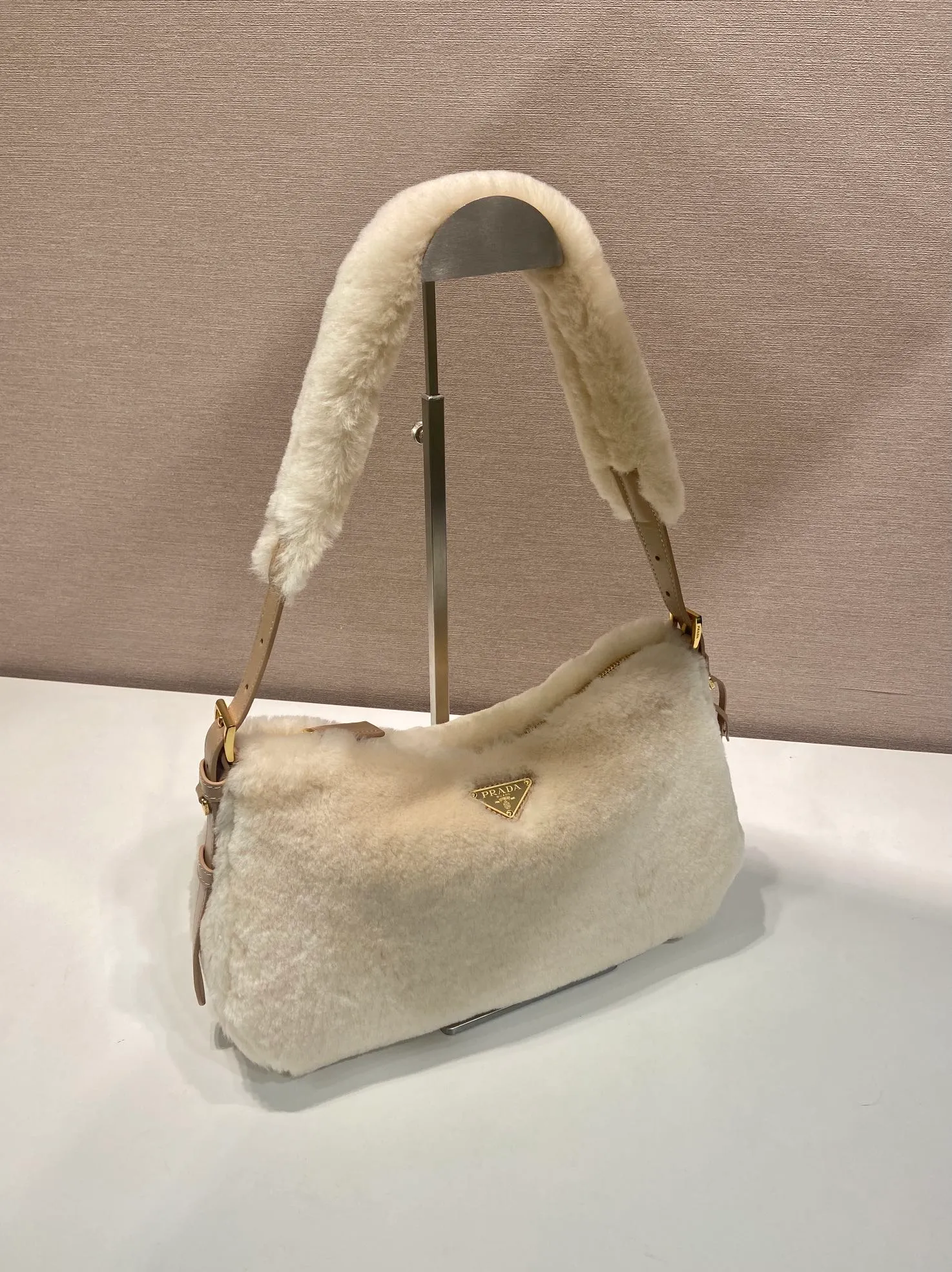 💰1520🎉New Aimee underarm bag🎉1BC229 wool🎉🎉 This wool Hobo underarm bag has a simple design and is made of imported wool and sheepskin. It has a metal triangular enamel logo on the front and is equipped with a detachable wool shoulder strap. The wool is fine and soft, practical, lightweight and has a large capacity. 😂😂 High-end and versatile, another fashion hit. A must-have in winter, hurry up and get it, it’s so beautiful👏👏 Length 31x height 18x ​​bottom 10cm,