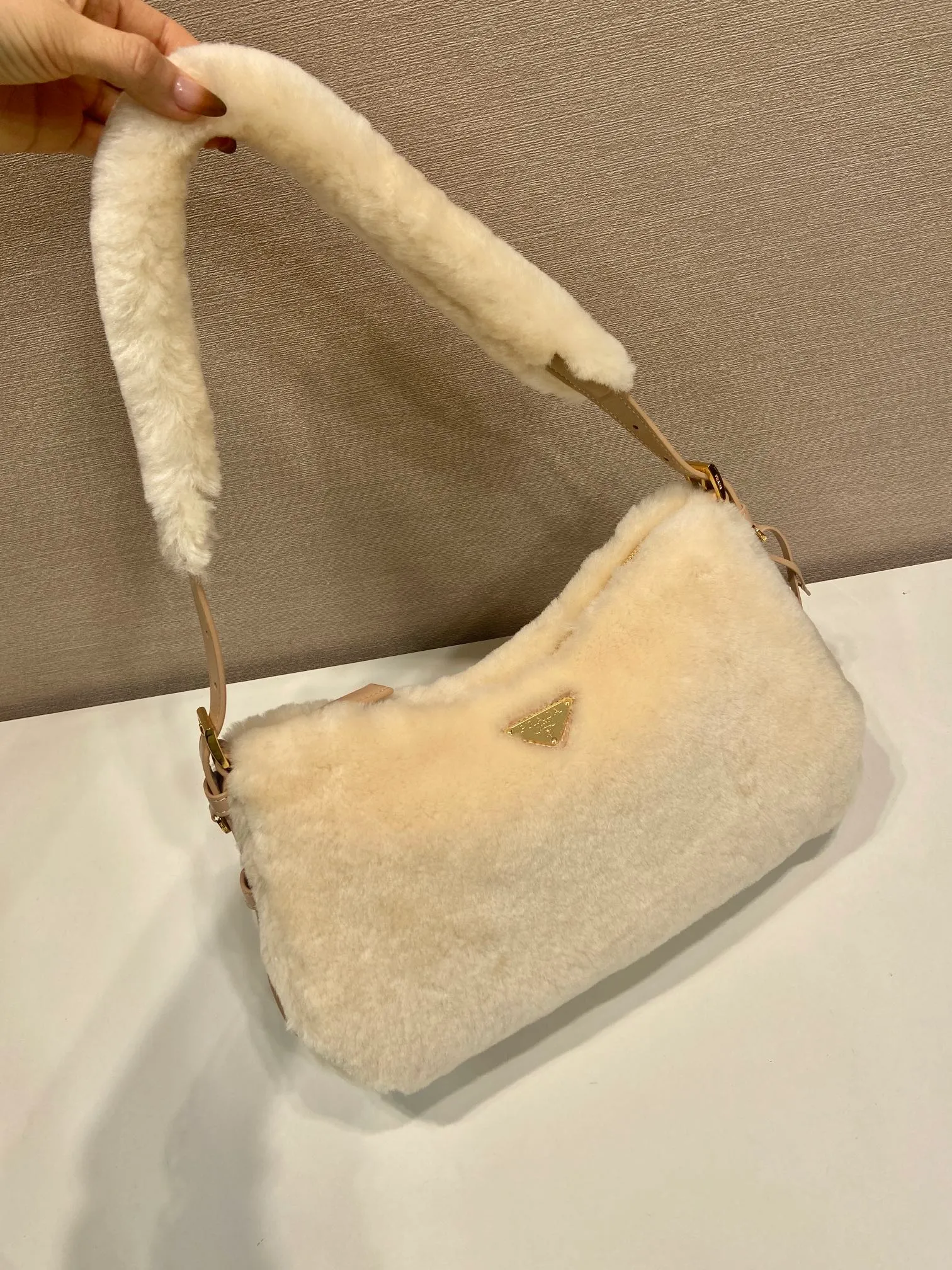 💰1520🎉New Aimee underarm bag🎉1BC229 wool🎉🎉 This wool Hobo underarm bag has a simple design and is made of imported wool and sheepskin. It has a metal triangular enamel logo on the front and is equipped with a detachable wool shoulder strap. The wool is fine and soft, practical, lightweight and has a large capacity. 😂😂 High-end and versatile, another fashion hit. A must-have in winter, hurry up and get it, it’s so beautiful👏👏 Length 31x height 18x ​​bottom 10cm,