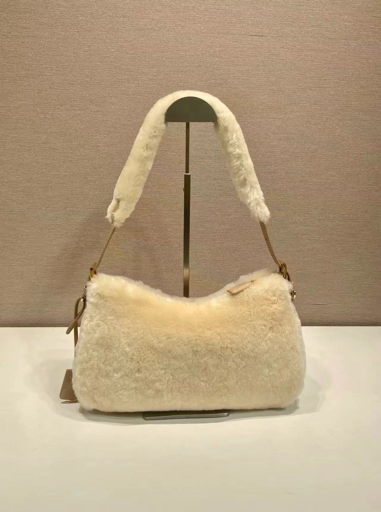 💰1520🎉New Aimee underarm bag🎉1BC229 wool🎉🎉 This wool Hobo underarm bag has a simple design and is made of imported wool and sheepskin. It has a metal triangular enamel logo on the front and is equipped with a detachable wool shoulder strap. The wool is fine and soft, practical, lightweight and has a large capacity. 😂😂 High-end and versatile, another fashion hit. A must-have in winter, hurry up and get it, it’s so beautiful👏👏 Length 31x height 18x ​​bottom 10cm,
