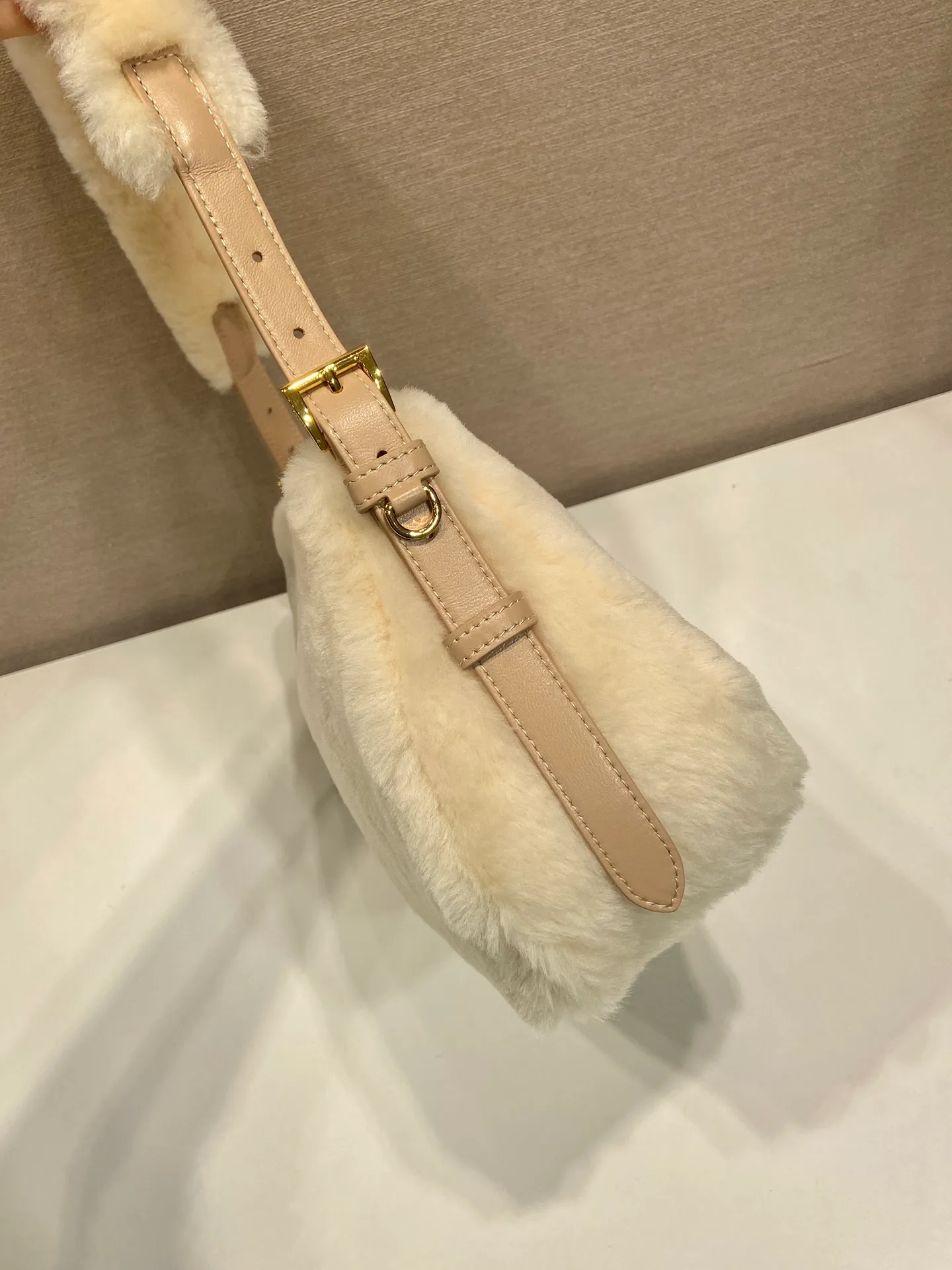 💰1520🎉New Aimee underarm bag🎉1BC229 wool🎉🎉 This wool Hobo underarm bag has a simple design and is made of imported wool and sheepskin. It has a metal triangular enamel logo on the front and is equipped with a detachable wool shoulder strap. The wool is fine and soft, practical, lightweight and has a large capacity. 😂😂 High-end and versatile, another fashion hit. A must-have in winter, hurry up and get it, it’s so beautiful👏👏 Length 31x height 18x ​​bottom 10cm,