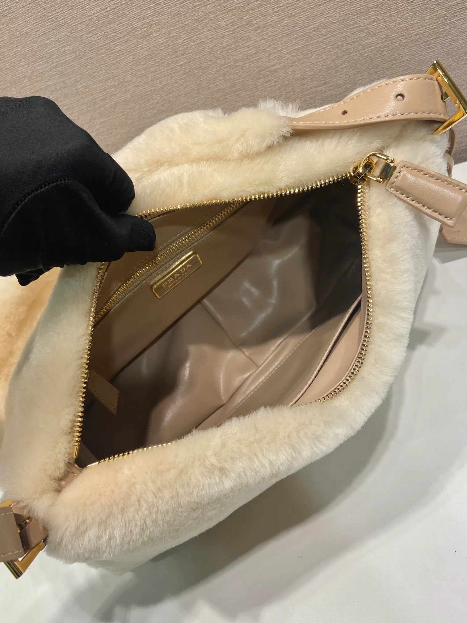 💰1520🎉New Aimee underarm bag🎉1BC229 wool🎉🎉 This wool Hobo underarm bag has a simple design and is made of imported wool and sheepskin. It has a metal triangular enamel logo on the front and is equipped with a detachable wool shoulder strap. The wool is fine and soft, practical, lightweight and has a large capacity. 😂😂 High-end and versatile, another fashion hit. A must-have in winter, hurry up and get it, it’s so beautiful👏👏 Length 31x height 18x ​​bottom 10cm,