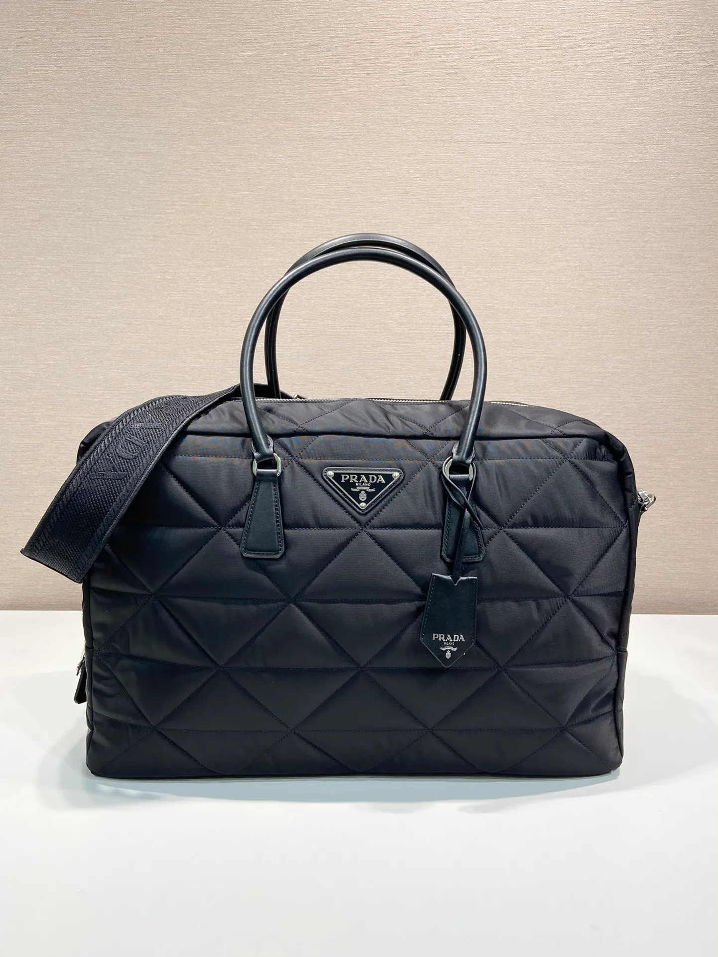💰1520🎉New plaid travel bag🎉2VA009👏Regenerated nylon series sports style, made of imported nylon fabric with calfskin handles, enameled metal triangle logo on the front, zipper and lock closure, detachable embroidered shoulder strap, and zippered pocket inside! Simple, elegant and fashionable🎉A must-have item for smart men~Hurry up and get it🔥🔥🔥Length 45X Height 30.5X Bottom 15cm,