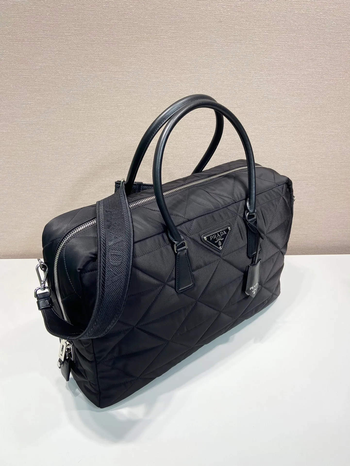 💰1520🎉New plaid travel bag🎉2VA009👏Regenerated nylon series sports style, made of imported nylon fabric with calfskin handles, enameled metal triangle logo on the front, zipper and lock closure, detachable embroidered shoulder strap, and zippered pocket inside! Simple, elegant and fashionable🎉A must-have item for smart men~Hurry up and get it🔥🔥🔥Length 45X Height 30.5X Bottom 15cm,