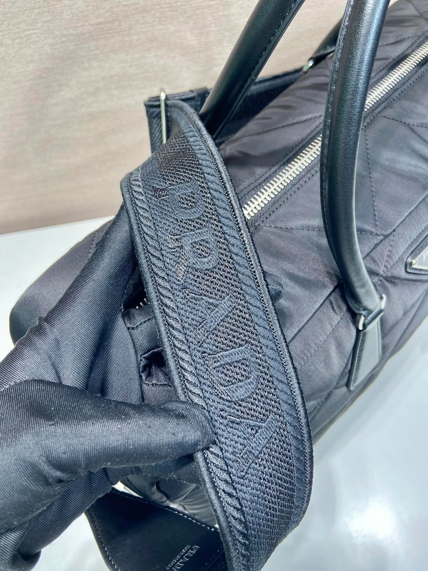 💰1520🎉New plaid travel bag🎉2VA009👏Regenerated nylon series sports style, made of imported nylon fabric with calfskin handles, enameled metal triangle logo on the front, zipper and lock closure, detachable embroidered shoulder strap, and zippered pocket inside! Simple, elegant and fashionable🎉A must-have item for smart men~Hurry up and get it🔥🔥🔥Length 45X Height 30.5X Bottom 15cm,