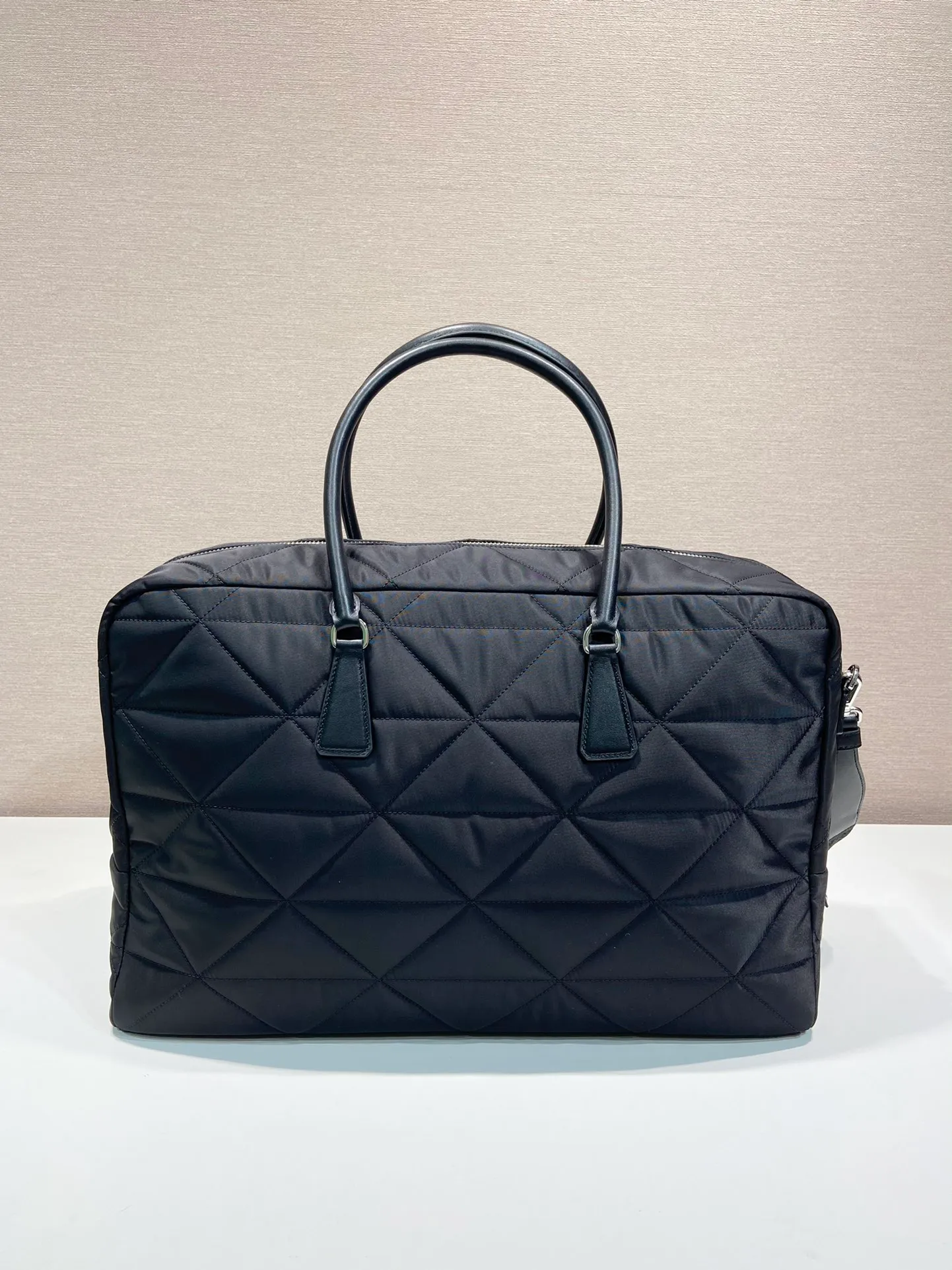 💰1520🎉New plaid travel bag🎉2VA009👏Regenerated nylon series sports style, made of imported nylon fabric with calfskin handles, enameled metal triangle logo on the front, zipper and lock closure, detachable embroidered shoulder strap, and zippered pocket inside! Simple, elegant and fashionable🎉A must-have item for smart men~Hurry up and get it🔥🔥🔥Length 45X Height 30.5X Bottom 15cm,