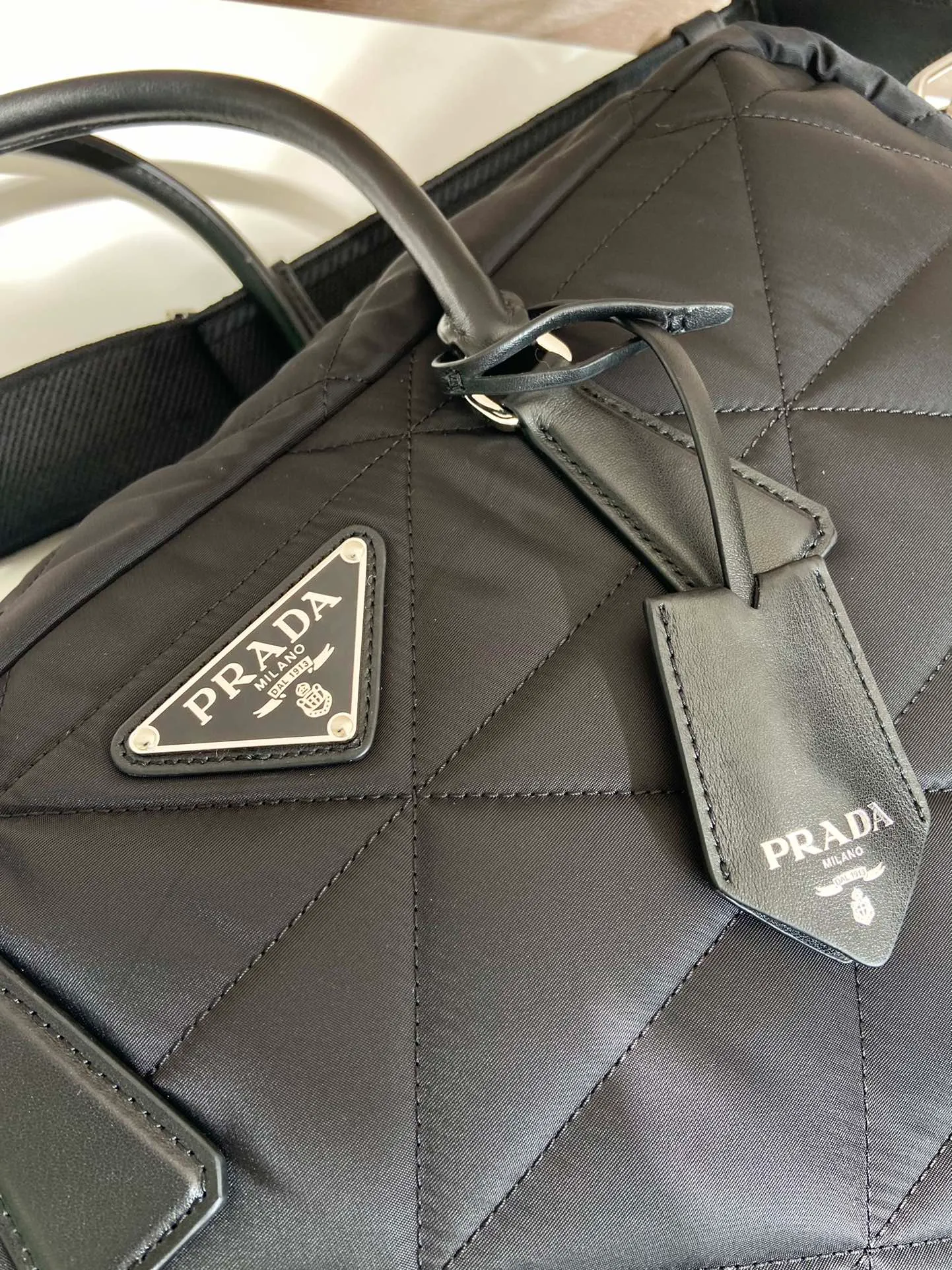 💰1520🎉New plaid travel bag🎉2VA009👏Regenerated nylon series sports style, made of imported nylon fabric with calfskin handles, enameled metal triangle logo on the front, zipper and lock closure, detachable embroidered shoulder strap, and zippered pocket inside! Simple, elegant and fashionable🎉A must-have item for smart men~Hurry up and get it🔥🔥🔥Length 45X Height 30.5X Bottom 15cm,