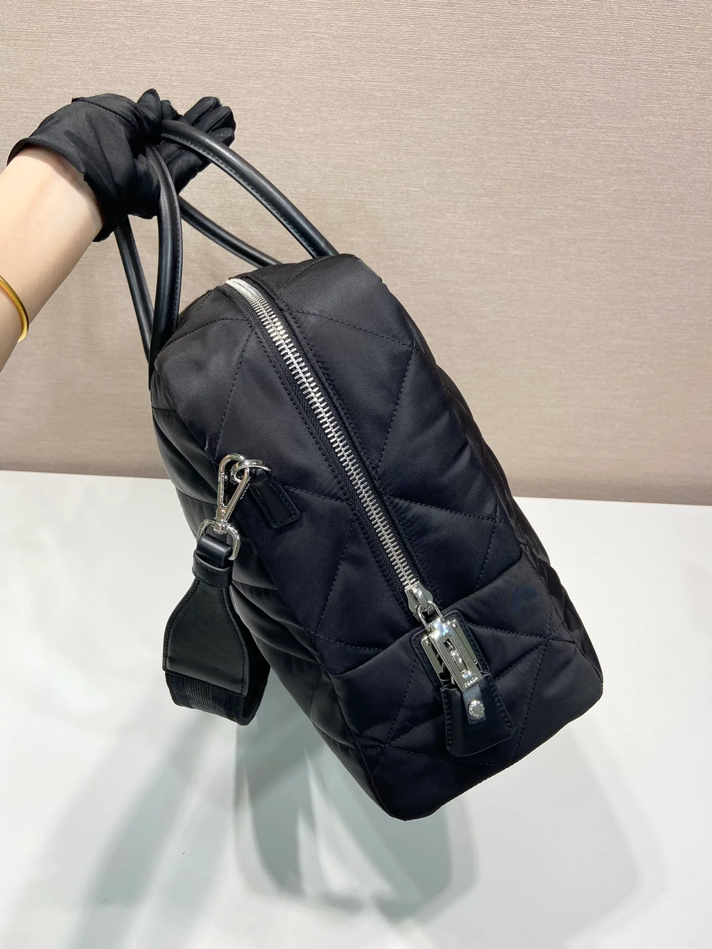 💰1520🎉New plaid travel bag🎉2VA009👏Regenerated nylon series sports style, made of imported nylon fabric with calfskin handles, enameled metal triangle logo on the front, zipper and lock closure, detachable embroidered shoulder strap, and zippered pocket inside! Simple, elegant and fashionable🎉A must-have item for smart men~Hurry up and get it🔥🔥🔥Length 45X Height 30.5X Bottom 15cm,