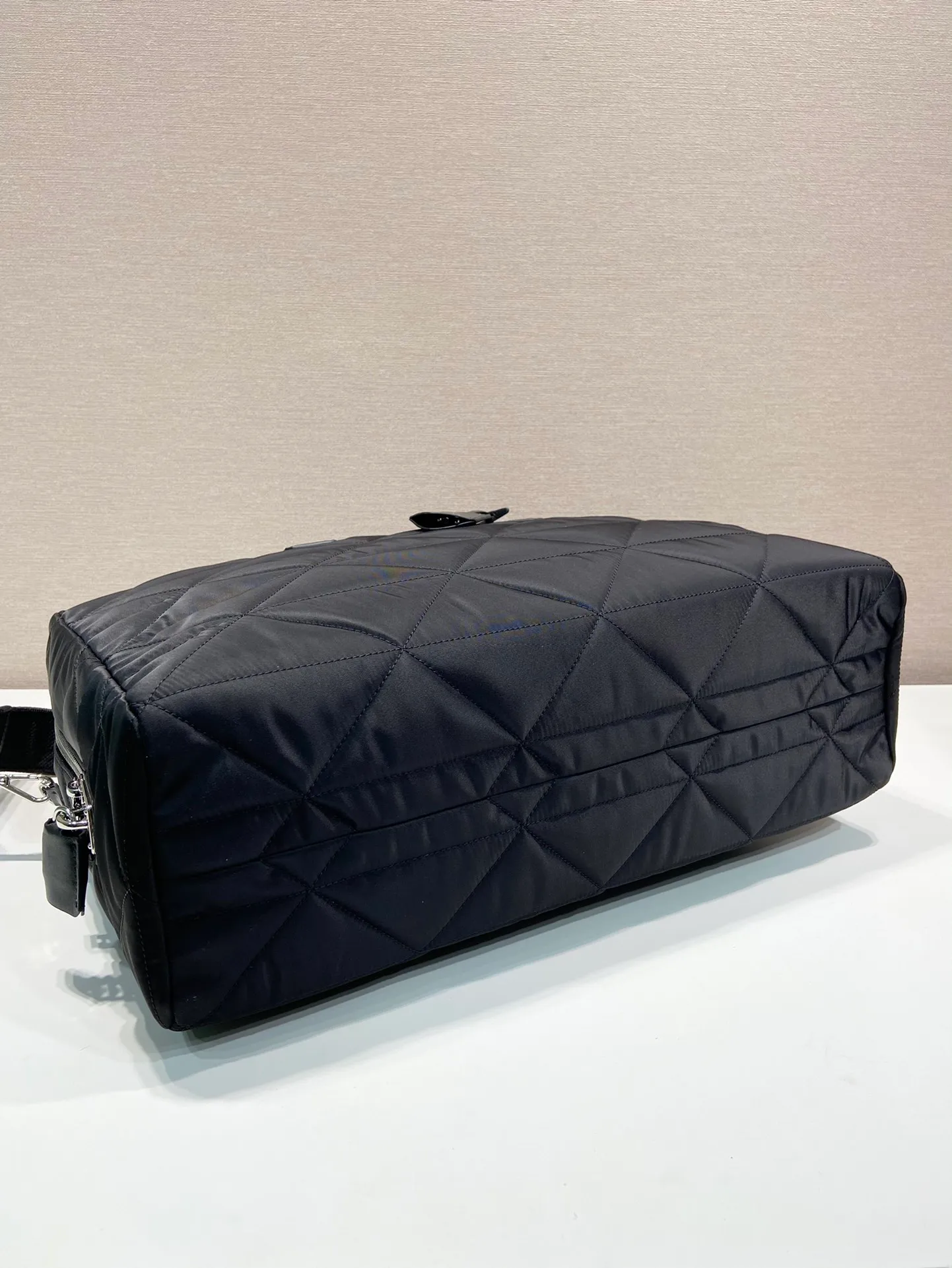 💰1520🎉New plaid travel bag🎉2VA009👏Regenerated nylon series sports style, made of imported nylon fabric with calfskin handles, enameled metal triangle logo on the front, zipper and lock closure, detachable embroidered shoulder strap, and zippered pocket inside! Simple, elegant and fashionable🎉A must-have item for smart men~Hurry up and get it🔥🔥🔥Length 45X Height 30.5X Bottom 15cm,