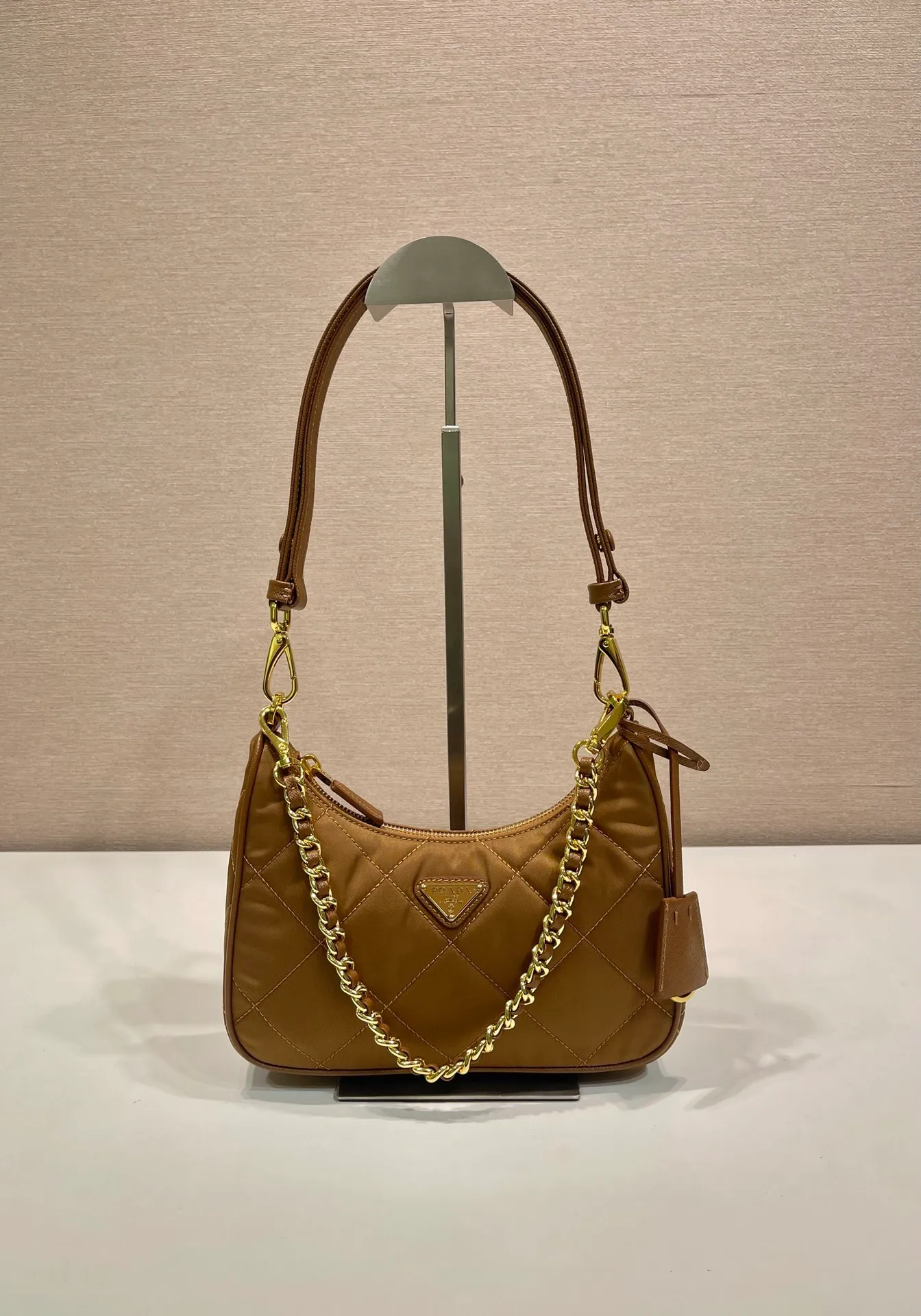 💰1020🎉Velvet Hobo🎉1BC204 Handbag/Underarm Bag/Crossbody Bag This velvet Hobo handbag/underarm bag/crossbody bag is very functional. It has three uses in one bag. It is perfect🎉🎉 Made of imported velvet fabric, it looks fashionable and elegant. The shoulder straps can be adjusted and switched at any time😘😘The upper body effect is beautiful, convenient and practical🎉🎉Hurry up and get it👏👏 Length 23x Height 17x Bottom 6.5cm🎉🎉🎉👏👏👏^_^