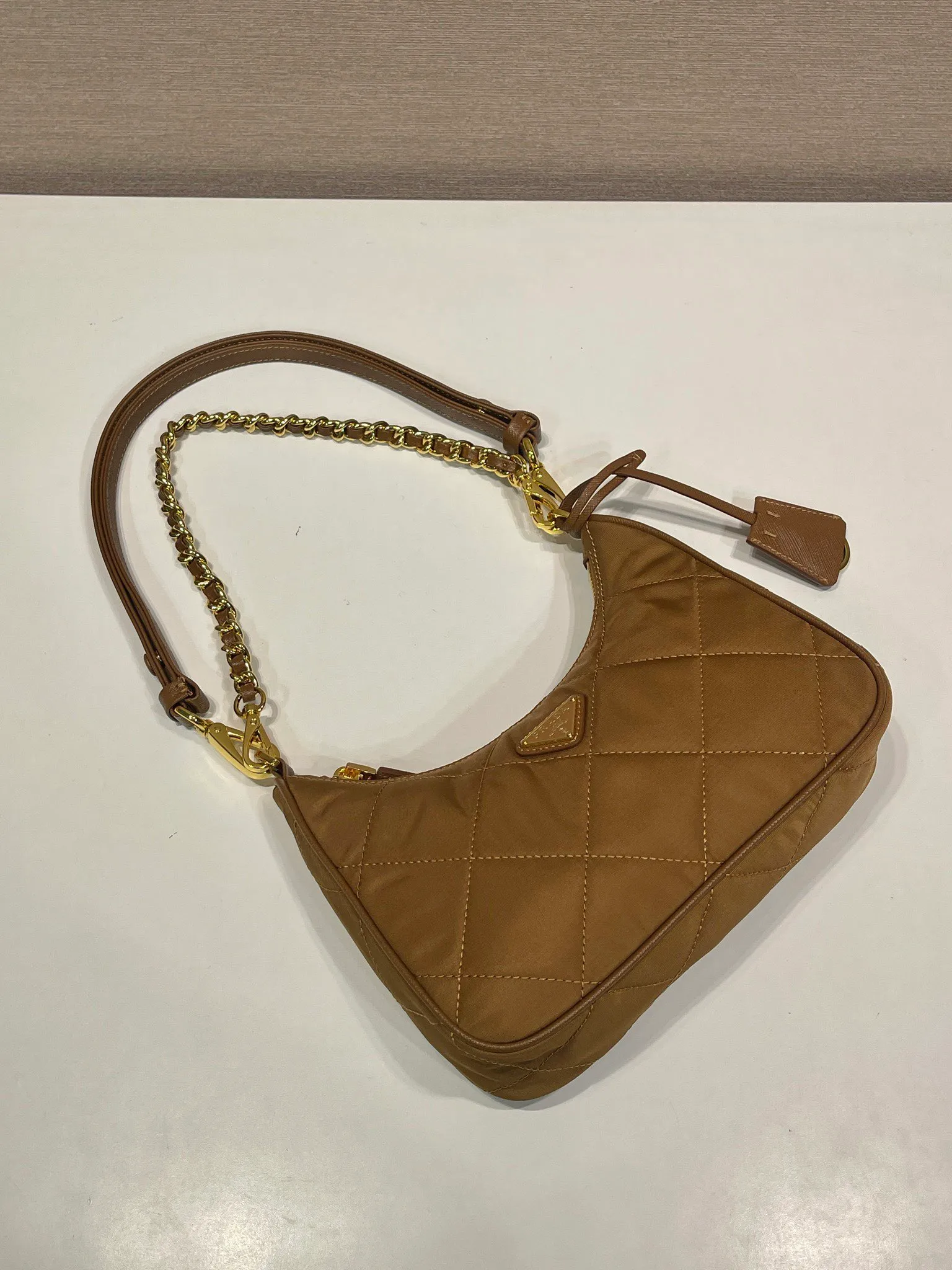 💰1020🎉Velvet Hobo🎉1BC204 Handbag/Underarm Bag/Crossbody Bag This velvet Hobo handbag/underarm bag/crossbody bag is very functional. It has three uses in one bag. It is perfect🎉🎉 Made of imported velvet fabric, it looks fashionable and elegant. The shoulder straps can be adjusted and switched at any time😘😘The upper body effect is beautiful, convenient and practical🎉🎉Hurry up and get it👏👏 Length 23x Height 17x Bottom 6.5cm🎉🎉🎉👏👏👏^_^