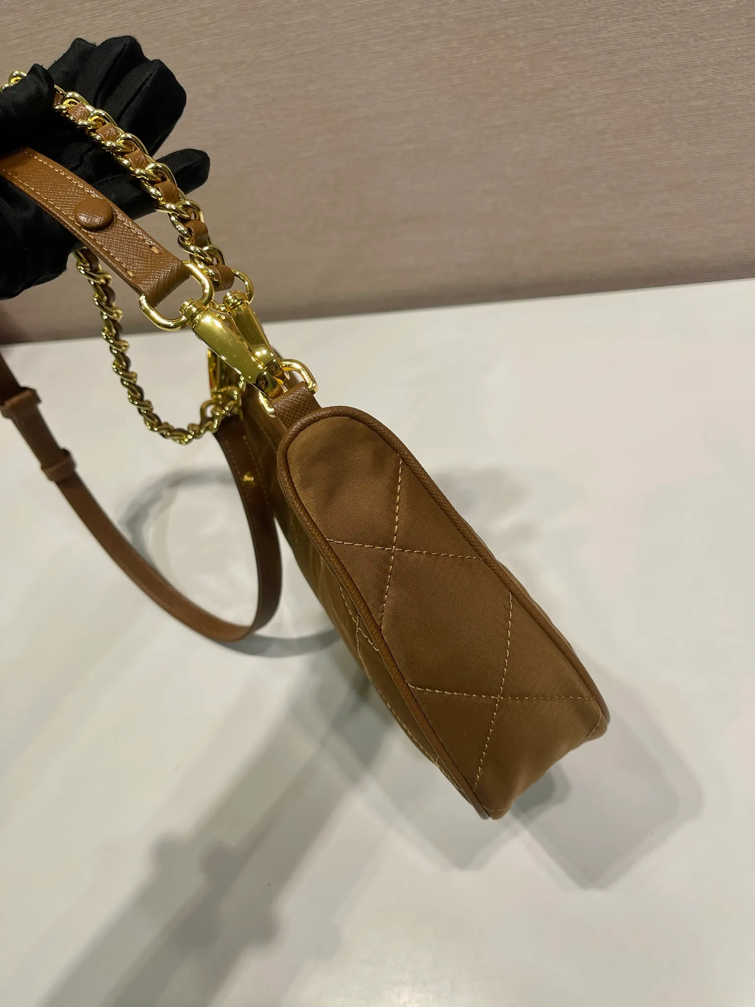 💰1020🎉Velvet Hobo🎉1BC204 Handbag/Underarm Bag/Crossbody Bag This velvet Hobo handbag/underarm bag/crossbody bag is very functional. It has three uses in one bag. It is perfect🎉🎉 Made of imported velvet fabric, it looks fashionable and elegant. The shoulder straps can be adjusted and switched at any time😘😘The upper body effect is beautiful, convenient and practical🎉🎉Hurry up and get it👏👏 Length 23x Height 17x Bottom 6.5cm🎉🎉🎉👏👏👏^_^