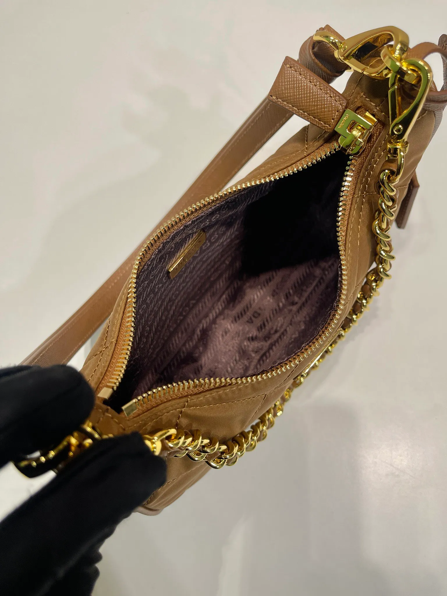 💰1020🎉Velvet Hobo🎉1BC204 Handbag/Underarm Bag/Crossbody Bag This velvet Hobo handbag/underarm bag/crossbody bag is very functional. It has three uses in one bag. It is perfect🎉🎉 Made of imported velvet fabric, it looks fashionable and elegant. The shoulder straps can be adjusted and switched at any time😘😘The upper body effect is beautiful, convenient and practical🎉🎉Hurry up and get it👏👏 Length 23x Height 17x Bottom 6.5cm🎉🎉🎉👏👏👏^_^