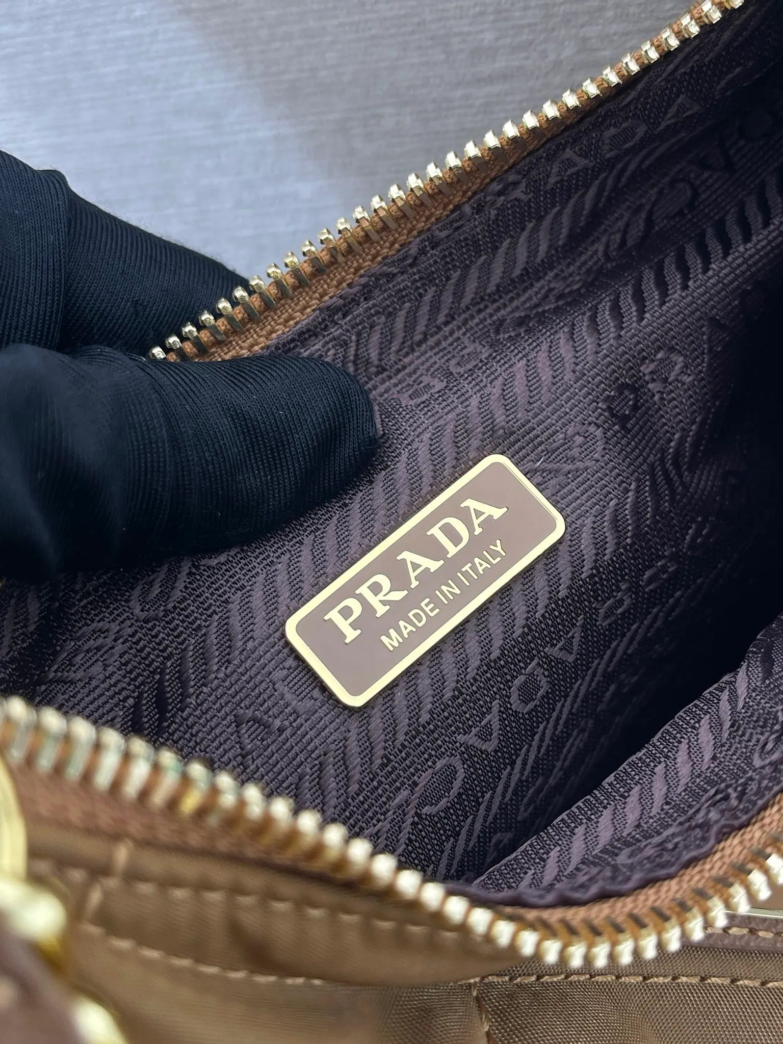 💰1020🎉Velvet Hobo🎉1BC204 Handbag/Underarm Bag/Crossbody Bag This velvet Hobo handbag/underarm bag/crossbody bag is very functional. It has three uses in one bag. It is perfect🎉🎉 Made of imported velvet fabric, it looks fashionable and elegant. The shoulder straps can be adjusted and switched at any time😘😘The upper body effect is beautiful, convenient and practical🎉🎉Hurry up and get it👏👏 Length 23x Height 17x Bottom 6.5cm🎉🎉🎉👏👏👏^_^