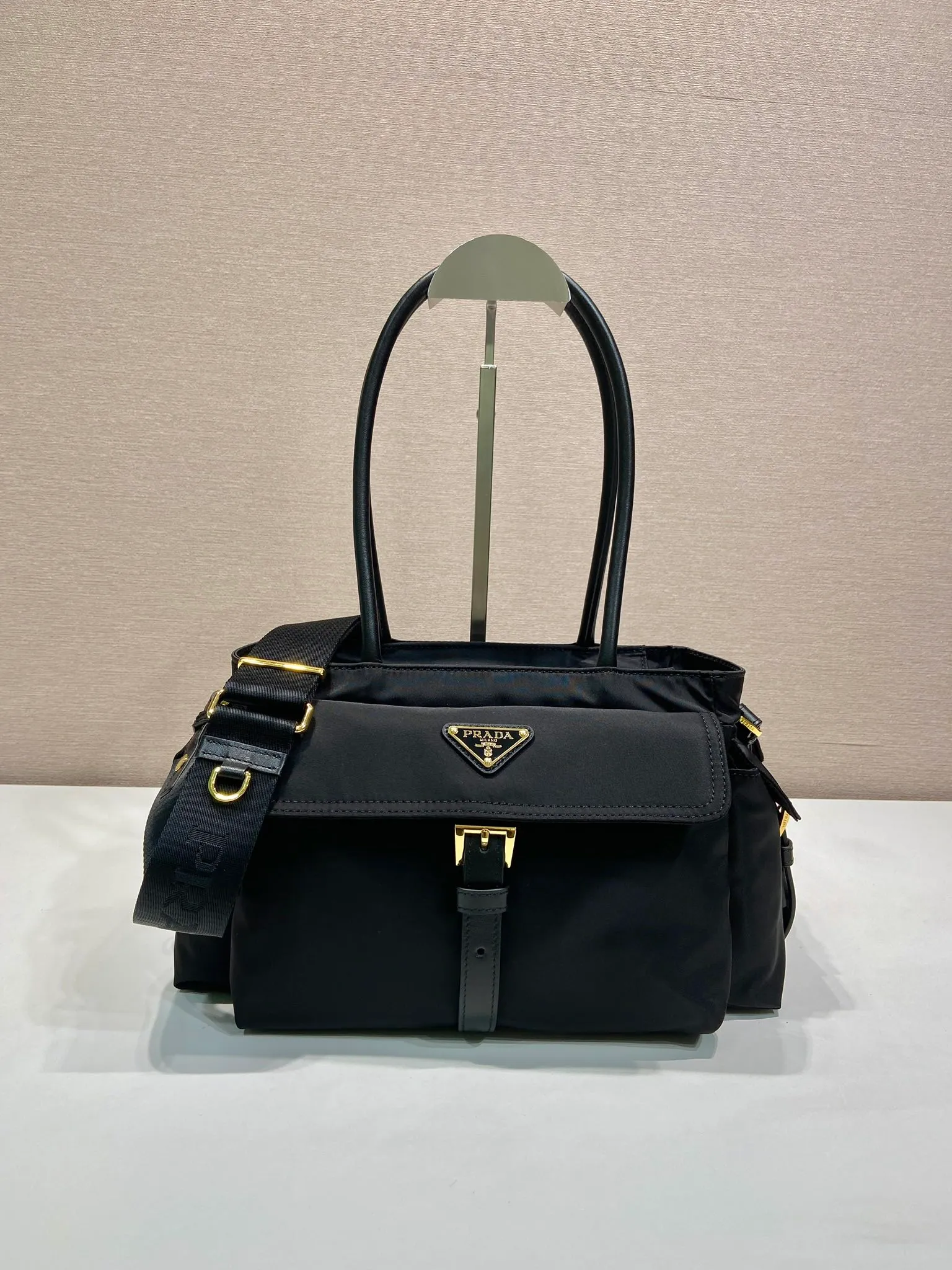 💰1360🎉New handbag🎉1BG596🎉🎉 This handbag is made of imported nylon fabric and calfskin. Top quality hardware. The handbag is designed in calfskin, with a detachable long shoulder strap, which can be carried on the shoulder/handheld/crossbody/crossbody. It is equipped with multiple pockets. It is very functional and has a large capacity. It is perfect. It is also a hot item that will never go out of style. Get it now🎉🎉 Length 31x Height 17x Bottom 11cm🎉🎉🎉💰💰💰