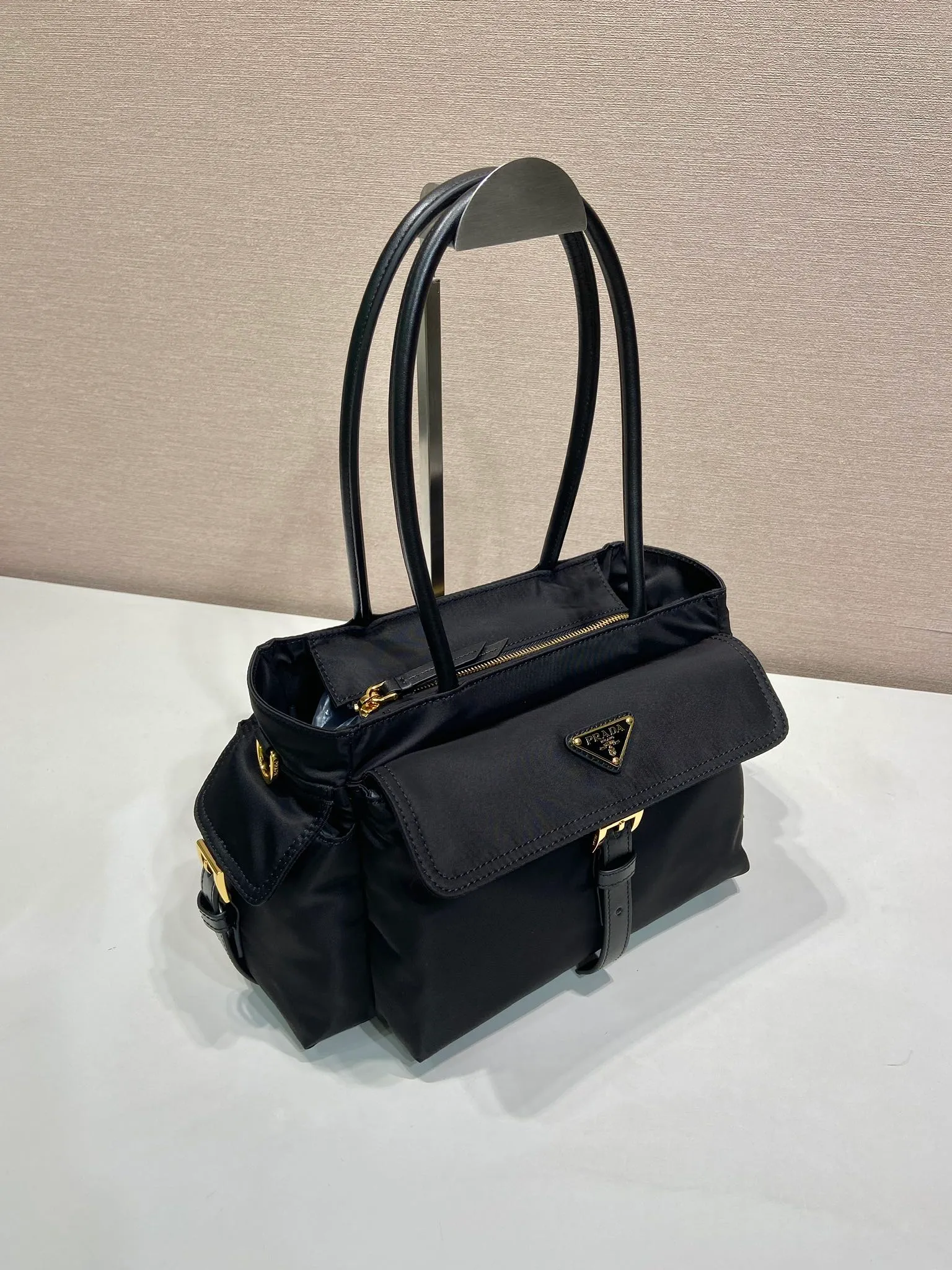 💰1360🎉New handbag🎉1BG596🎉🎉 This handbag is made of imported nylon fabric and calfskin. Top quality hardware. The handbag is designed in calfskin, with a detachable long shoulder strap, which can be carried on the shoulder/handheld/crossbody/crossbody. It is equipped with multiple pockets. It is very functional and has a large capacity. It is perfect. It is also a hot item that will never go out of style. Get it now🎉🎉 Length 31x Height 17x Bottom 11cm🎉🎉🎉💰💰💰