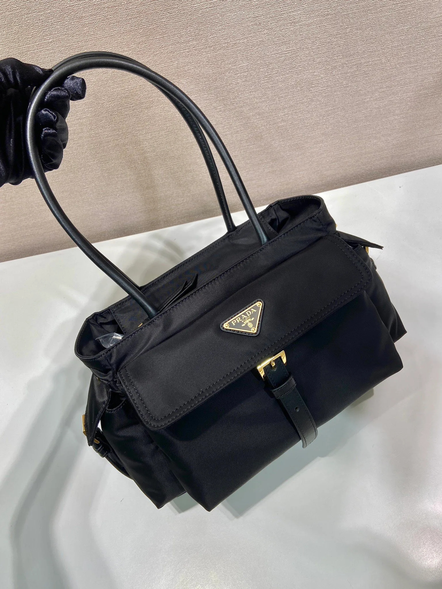 💰1360🎉New handbag🎉1BG596🎉🎉 This handbag is made of imported nylon fabric and calfskin. Top quality hardware. The handbag is designed in calfskin, with a detachable long shoulder strap, which can be carried on the shoulder/handheld/crossbody/crossbody. It is equipped with multiple pockets. It is very functional and has a large capacity. It is perfect. It is also a hot item that will never go out of style. Get it now🎉🎉 Length 31x Height 17x Bottom 11cm🎉🎉🎉💰💰💰