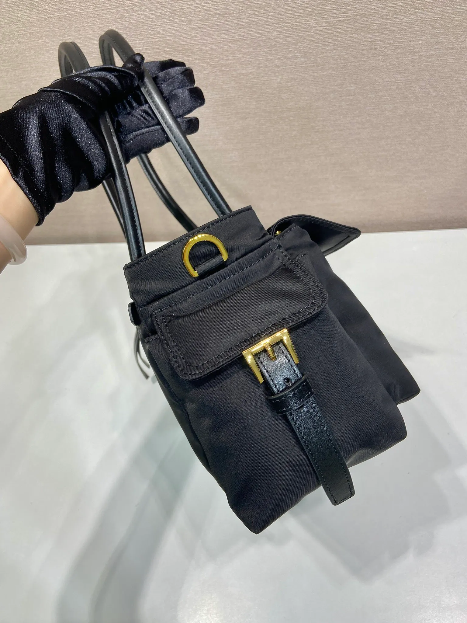💰1360🎉New handbag🎉1BG596🎉🎉 This handbag is made of imported nylon fabric and calfskin. Top quality hardware. The handbag is designed in calfskin, with a detachable long shoulder strap, which can be carried on the shoulder/handheld/crossbody/crossbody. It is equipped with multiple pockets. It is very functional and has a large capacity. It is perfect. It is also a hot item that will never go out of style. Get it now🎉🎉 Length 31x Height 17x Bottom 11cm🎉🎉🎉💰💰💰