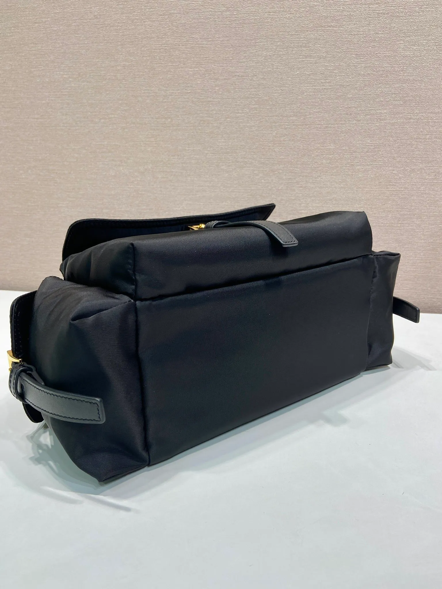 💰1360🎉New handbag🎉1BG596🎉🎉 This handbag is made of imported nylon fabric and calfskin. Top quality hardware. The handbag is designed in calfskin, with a detachable long shoulder strap, which can be carried on the shoulder/handheld/crossbody/crossbody. It is equipped with multiple pockets. It is very functional and has a large capacity. It is perfect. It is also a hot item that will never go out of style. Get it now🎉🎉 Length 31x Height 17x Bottom 11cm🎉🎉🎉💰💰💰