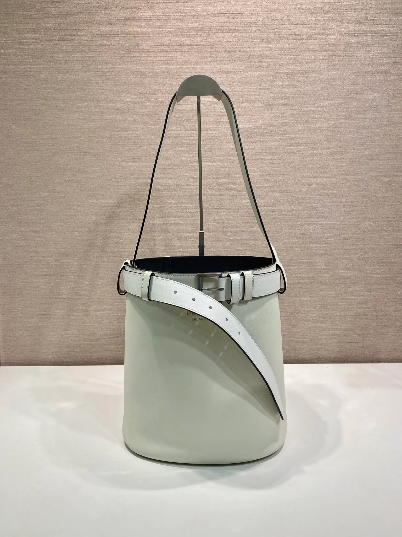 💰1560🎉New bucket bag🎉1BE085🎉🎉 This fashionable bucket bag is a new interpretation of the Buckle handbag in silhouette, using imported calfskin and imported sheepskin inside. Comes with a belt with a detachable classic buckle that can be paired with other outfits. Add the finishing touch to a modern, versatile design. Large space, practical and fashionable, babies, hurry up and get it🎉🎉 Length 26.5x Height 29x Bottom 18cm🎉🎉🎉💰💰💰