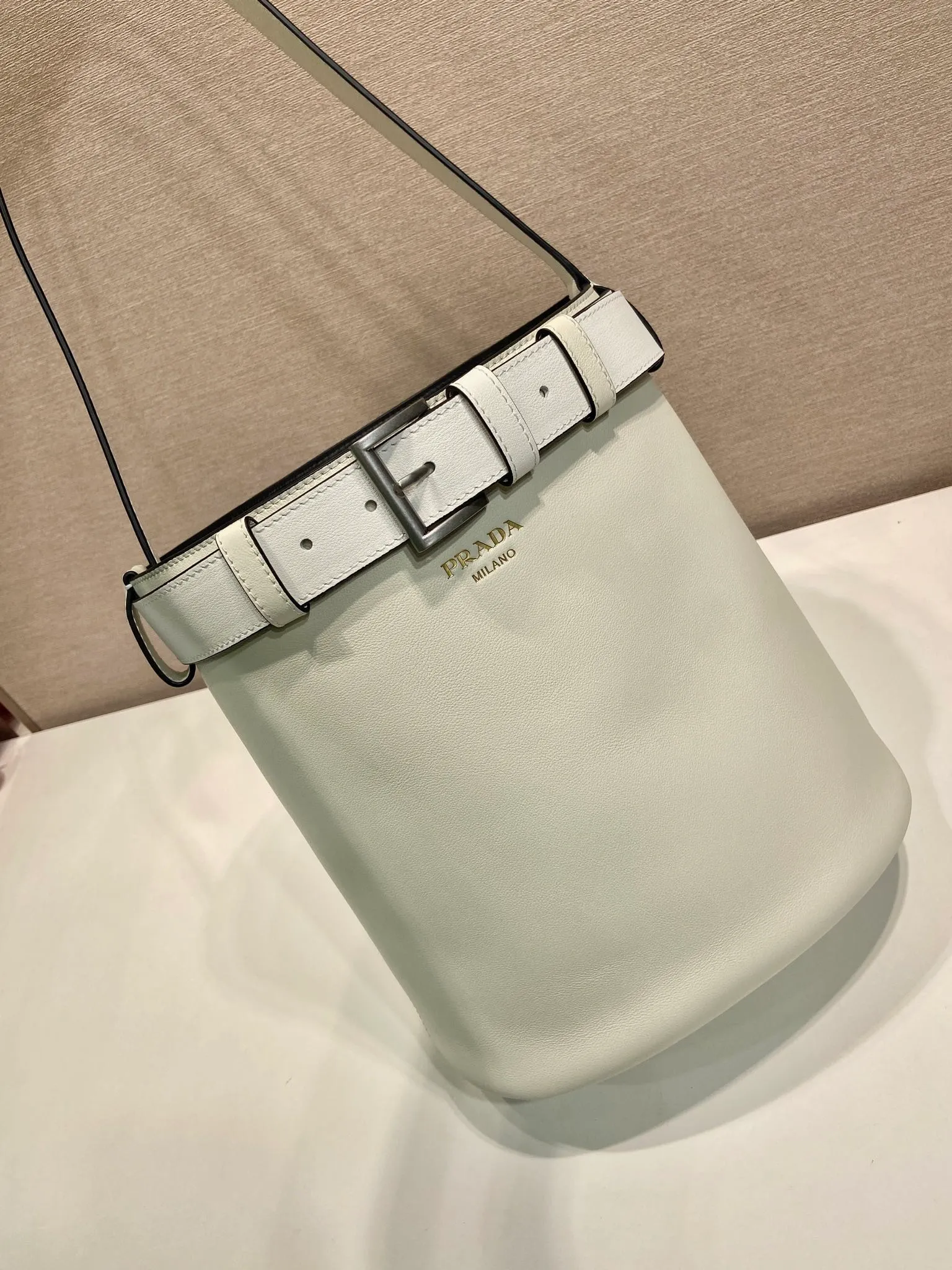 💰1560🎉New bucket bag🎉1BE085🎉🎉 This fashionable bucket bag is a new interpretation of the Buckle handbag in silhouette, using imported calfskin and imported sheepskin inside. Comes with a belt with a detachable classic buckle that can be paired with other outfits. Add the finishing touch to a modern, versatile design. Large space, practical and fashionable, babies, hurry up and get it🎉🎉 Length 26.5x Height 29x Bottom 18cm🎉🎉🎉💰💰💰