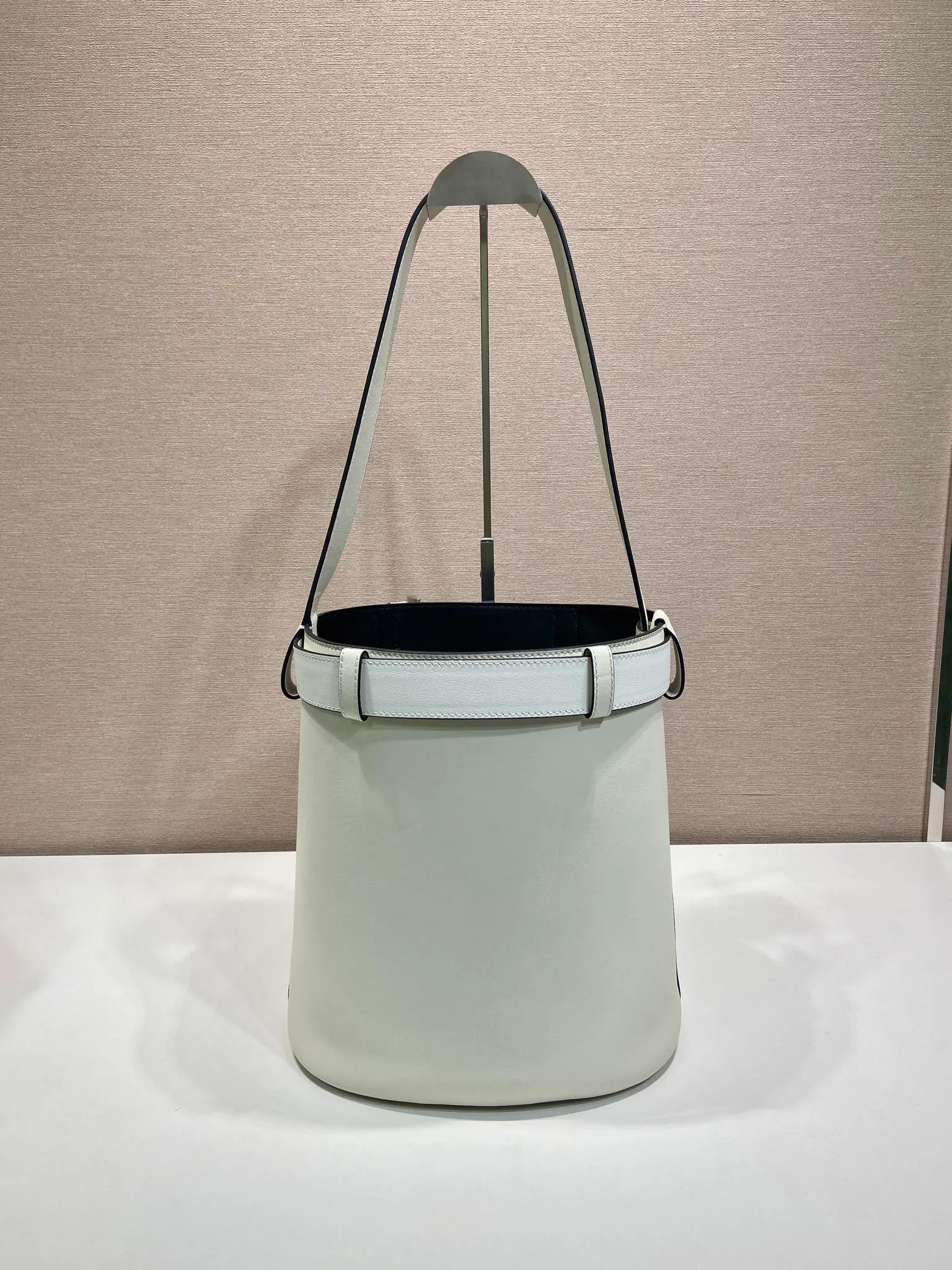 💰1560🎉New bucket bag🎉1BE085🎉🎉 This fashionable bucket bag is a new interpretation of the Buckle handbag in silhouette, using imported calfskin and imported sheepskin inside. Comes with a belt with a detachable classic buckle that can be paired with other outfits. Add the finishing touch to a modern, versatile design. Large space, practical and fashionable, babies, hurry up and get it🎉🎉 Length 26.5x Height 29x Bottom 18cm🎉🎉🎉💰💰💰