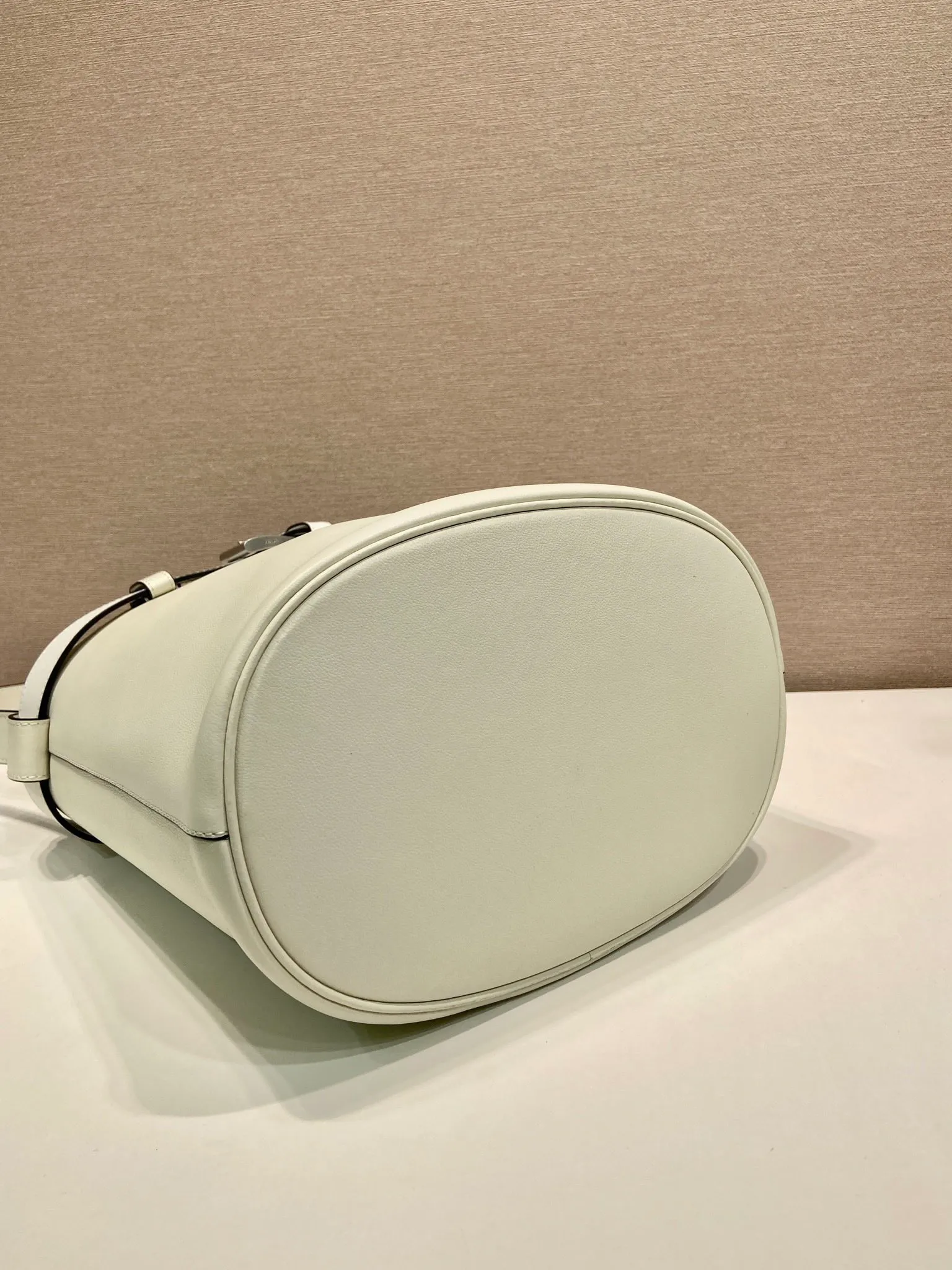 💰1560🎉New bucket bag🎉1BE085🎉🎉 This fashionable bucket bag is a new interpretation of the Buckle handbag in silhouette, using imported calfskin and imported sheepskin inside. Comes with a belt with a detachable classic buckle that can be paired with other outfits. Add the finishing touch to a modern, versatile design. Large space, practical and fashionable, babies, hurry up and get it🎉🎉 Length 26.5x Height 29x Bottom 18cm🎉🎉🎉💰💰💰