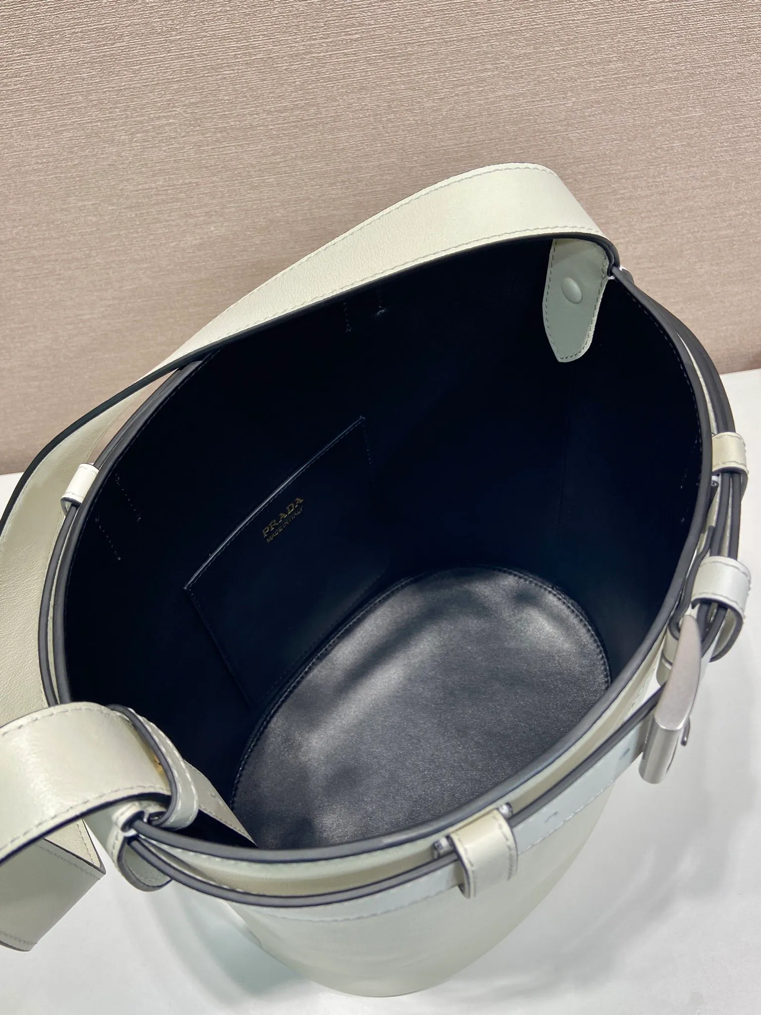 💰1560🎉New bucket bag🎉1BE085🎉🎉 This fashionable bucket bag is a new interpretation of the Buckle handbag in silhouette, using imported calfskin and imported sheepskin inside. Comes with a belt with a detachable classic buckle that can be paired with other outfits. Add the finishing touch to a modern, versatile design. Large space, practical and fashionable, babies, hurry up and get it🎉🎉 Length 26.5x Height 29x Bottom 18cm🎉🎉🎉💰💰💰