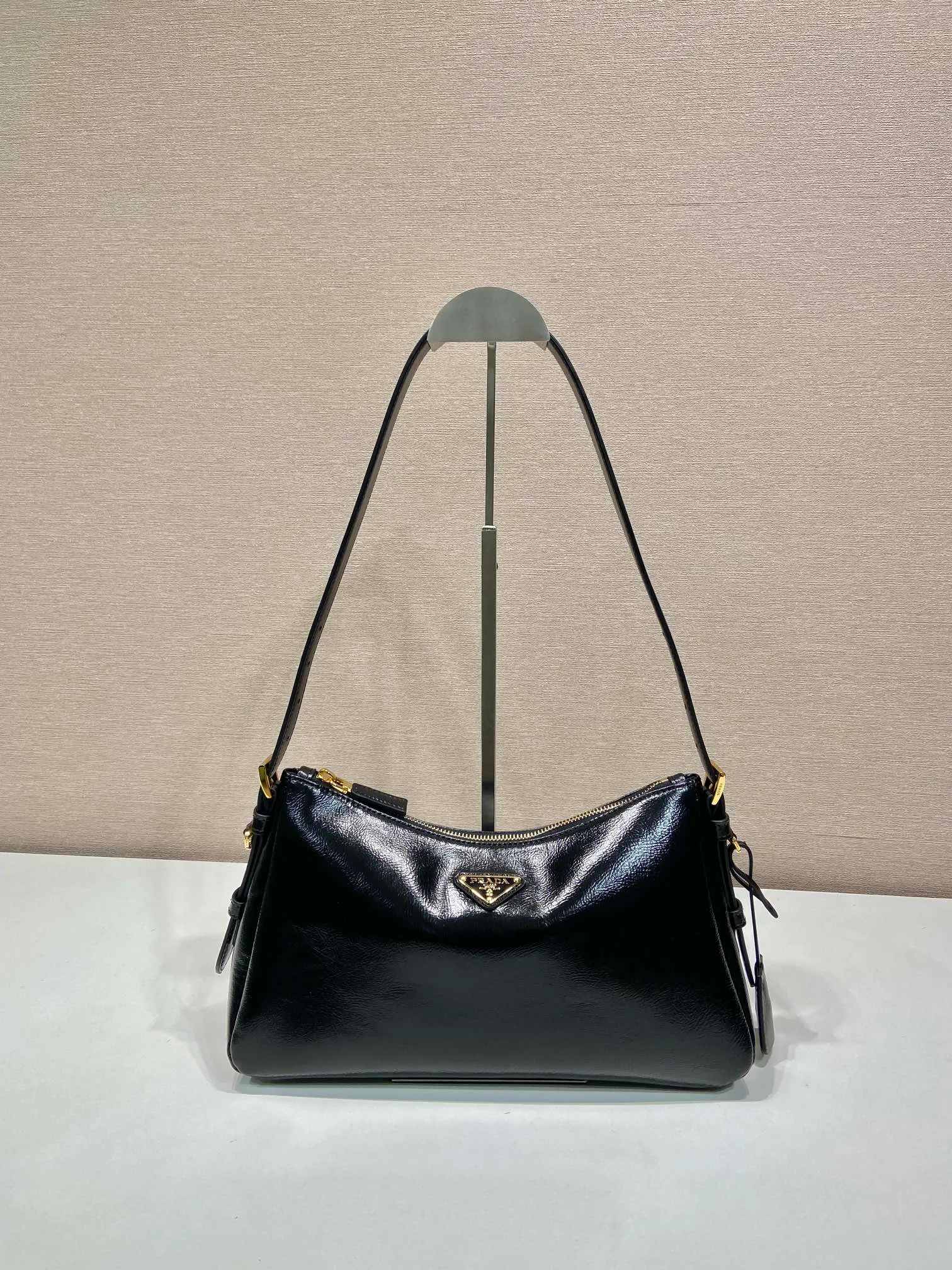 💰1660🎉New Aimee Underarm Bag🎉1BC229 Wrinkled Patent Leather🎉🎉 This wrinkled patent leather Hobo underarm bag has a simple design and is made of imported wrinkled patent cowhide. It has a metal triangular enamel logo on the front and is equipped with a detachable leather shoulder strap. The leather is delicate and soft, practical, lightweight and has a large capacity. ﻿﻿﻿High-end and versatile, another fashion hit. Hurry up and get it, it’s so beautiful👏👏 Length 31x Height 18x ​​Bottom 10cm