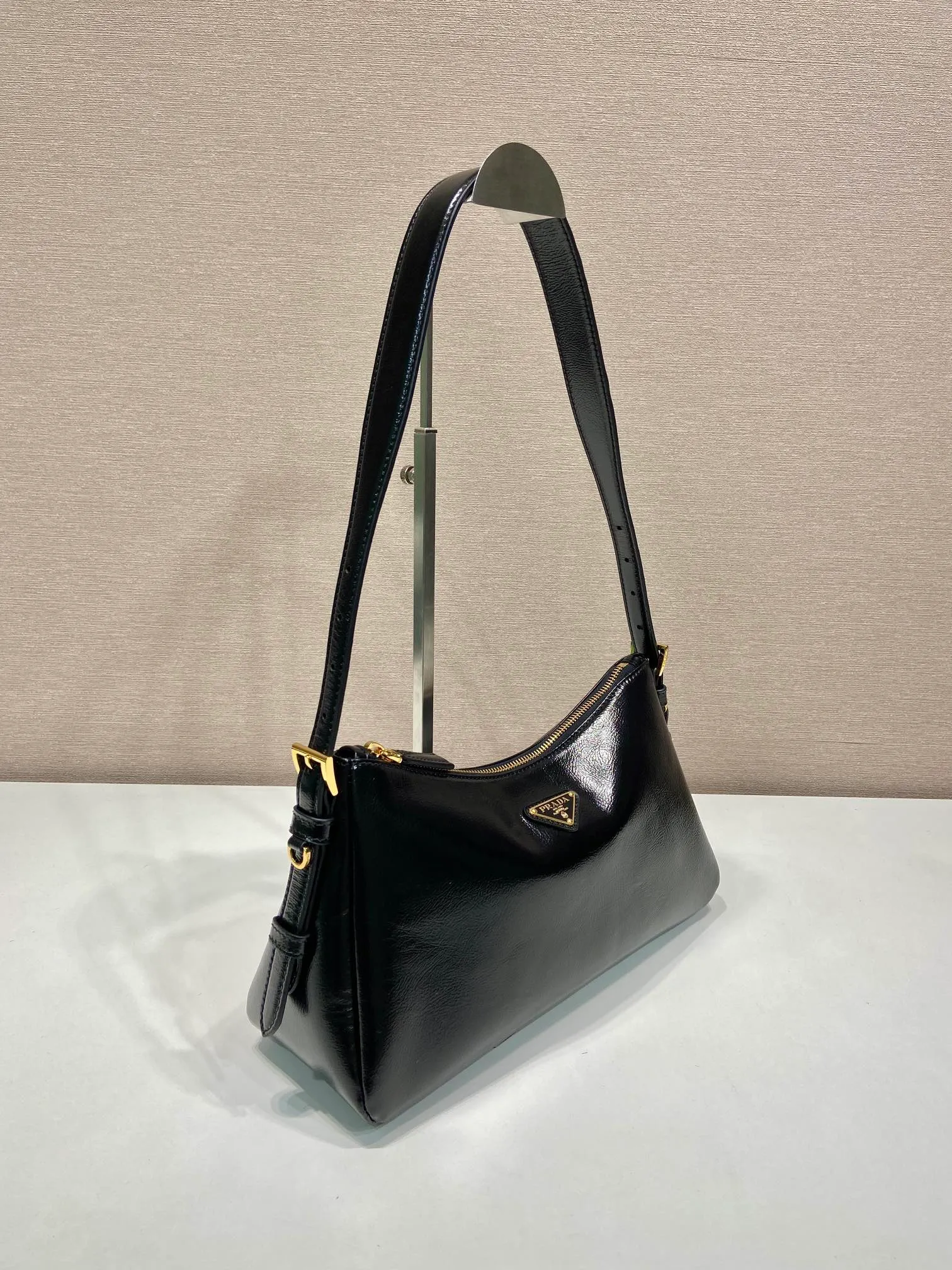 💰1660🎉New Aimee Underarm Bag🎉1BC229 Wrinkled Patent Leather🎉🎉 This wrinkled patent leather Hobo underarm bag has a simple design and is made of imported wrinkled patent cowhide. It has a metal triangular enamel logo on the front and is equipped with a detachable leather shoulder strap. The leather is delicate and soft, practical, lightweight and has a large capacity. ﻿﻿﻿High-end and versatile, another fashion hit. Hurry up and get it, it’s so beautiful👏👏 Length 31x Height 18x ​​Bottom 10cm