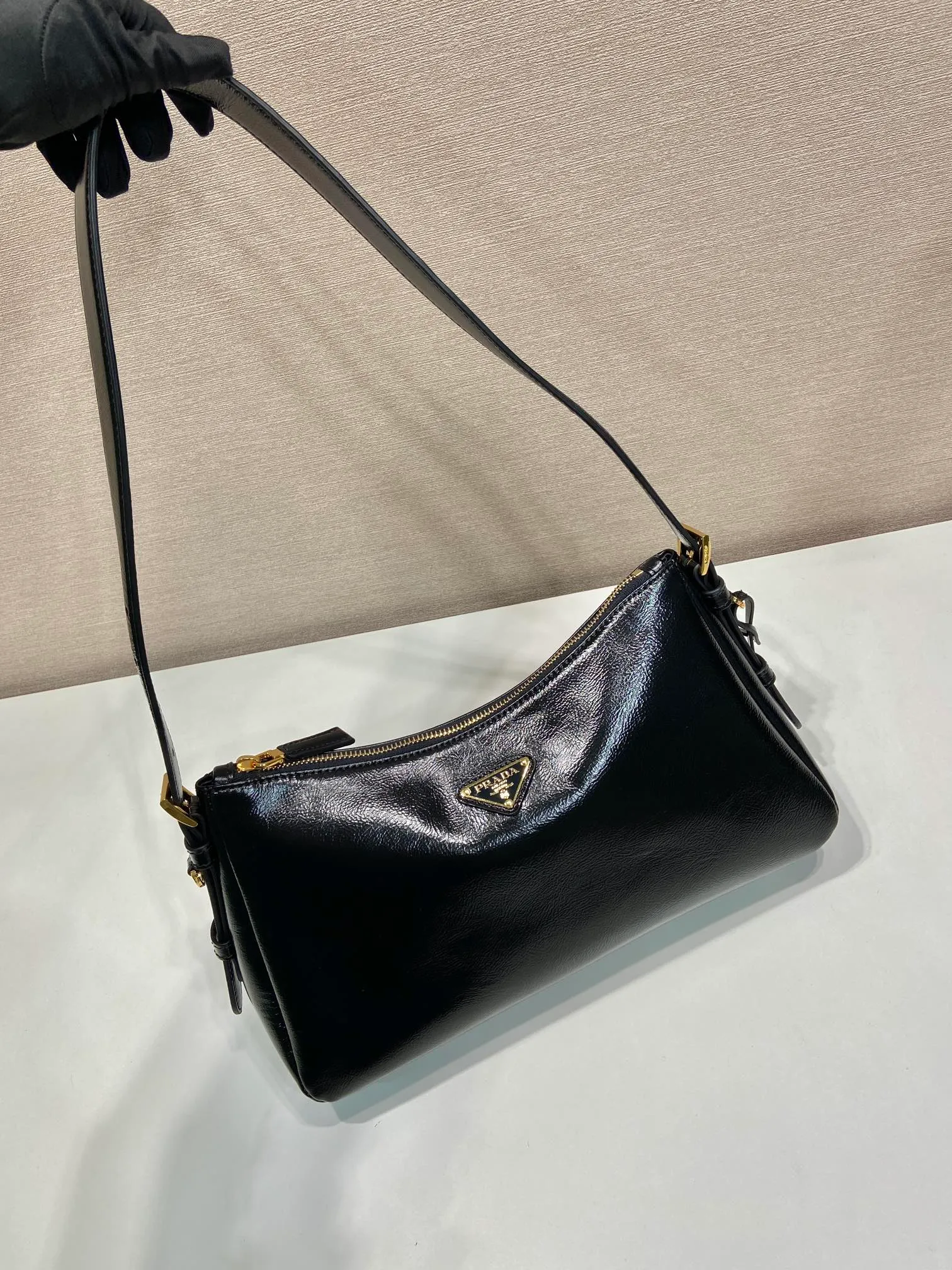 💰1660🎉New Aimee Underarm Bag🎉1BC229 Wrinkled Patent Leather🎉🎉 This wrinkled patent leather Hobo underarm bag has a simple design and is made of imported wrinkled patent cowhide. It has a metal triangular enamel logo on the front and is equipped with a detachable leather shoulder strap. The leather is delicate and soft, practical, lightweight and has a large capacity. ﻿﻿﻿High-end and versatile, another fashion hit. Hurry up and get it, it’s so beautiful👏👏 Length 31x Height 18x ​​Bottom 10cm