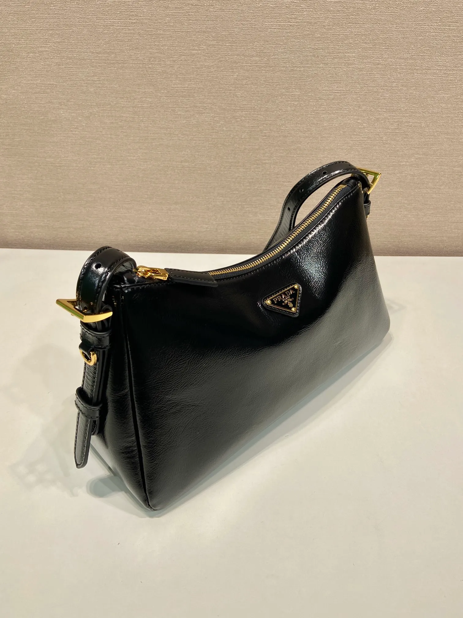 💰1660🎉New Aimee Underarm Bag🎉1BC229 Wrinkled Patent Leather🎉🎉 This wrinkled patent leather Hobo underarm bag has a simple design and is made of imported wrinkled patent cowhide. It has a metal triangular enamel logo on the front and is equipped with a detachable leather shoulder strap. The leather is delicate and soft, practical, lightweight and has a large capacity. ﻿﻿﻿High-end and versatile, another fashion hit. Hurry up and get it, it’s so beautiful👏👏 Length 31x Height 18x ​​Bottom 10cm