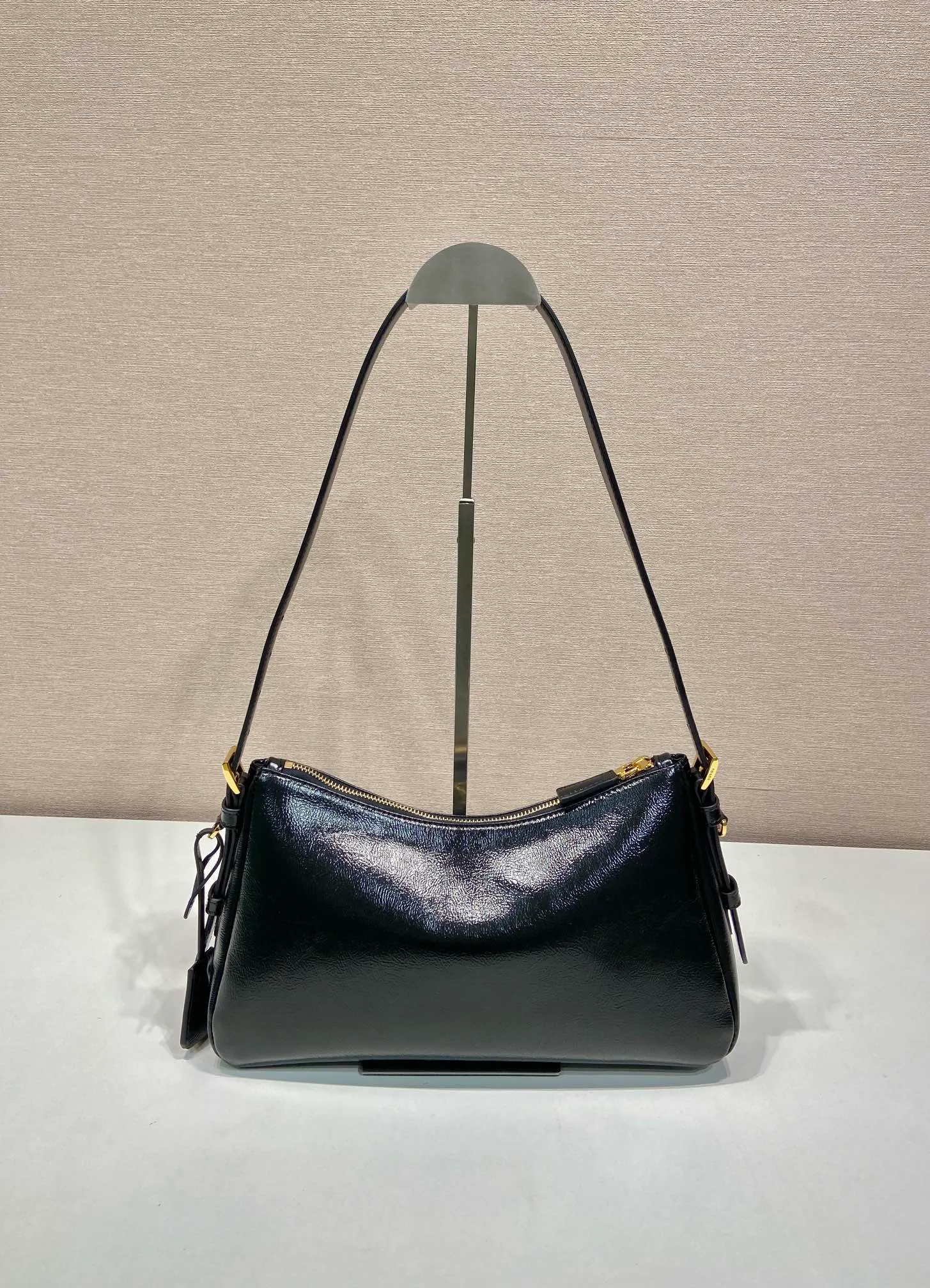 💰1660🎉New Aimee Underarm Bag🎉1BC229 Wrinkled Patent Leather🎉🎉 This wrinkled patent leather Hobo underarm bag has a simple design and is made of imported wrinkled patent cowhide. It has a metal triangular enamel logo on the front and is equipped with a detachable leather shoulder strap. The leather is delicate and soft, practical, lightweight and has a large capacity. ﻿﻿﻿High-end and versatile, another fashion hit. Hurry up and get it, it’s so beautiful👏👏 Length 31x Height 18x ​​Bottom 10cm