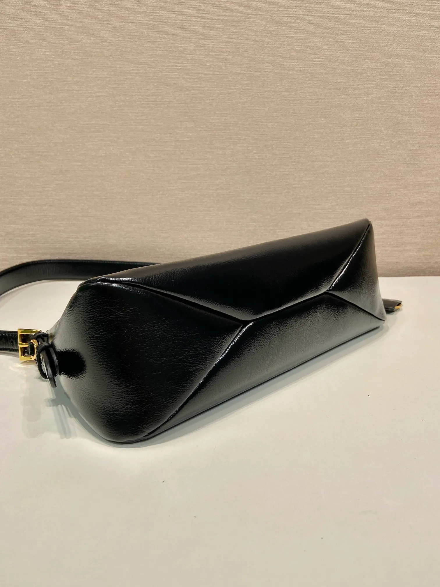 💰1660🎉New Aimee Underarm Bag🎉1BC229 Wrinkled Patent Leather🎉🎉 This wrinkled patent leather Hobo underarm bag has a simple design and is made of imported wrinkled patent cowhide. It has a metal triangular enamel logo on the front and is equipped with a detachable leather shoulder strap. The leather is delicate and soft, practical, lightweight and has a large capacity. ﻿﻿﻿High-end and versatile, another fashion hit. Hurry up and get it, it’s so beautiful👏👏 Length 31x Height 18x ​​Bottom 10cm