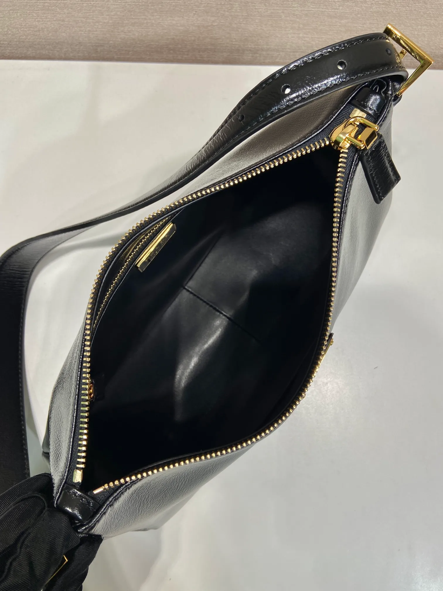 💰1660🎉New Aimee Underarm Bag🎉1BC229 Wrinkled Patent Leather🎉🎉 This wrinkled patent leather Hobo underarm bag has a simple design and is made of imported wrinkled patent cowhide. It has a metal triangular enamel logo on the front and is equipped with a detachable leather shoulder strap. The leather is delicate and soft, practical, lightweight and has a large capacity. ﻿﻿﻿High-end and versatile, another fashion hit. Hurry up and get it, it’s so beautiful👏👏 Length 31x Height 18x ​​Bottom 10cm