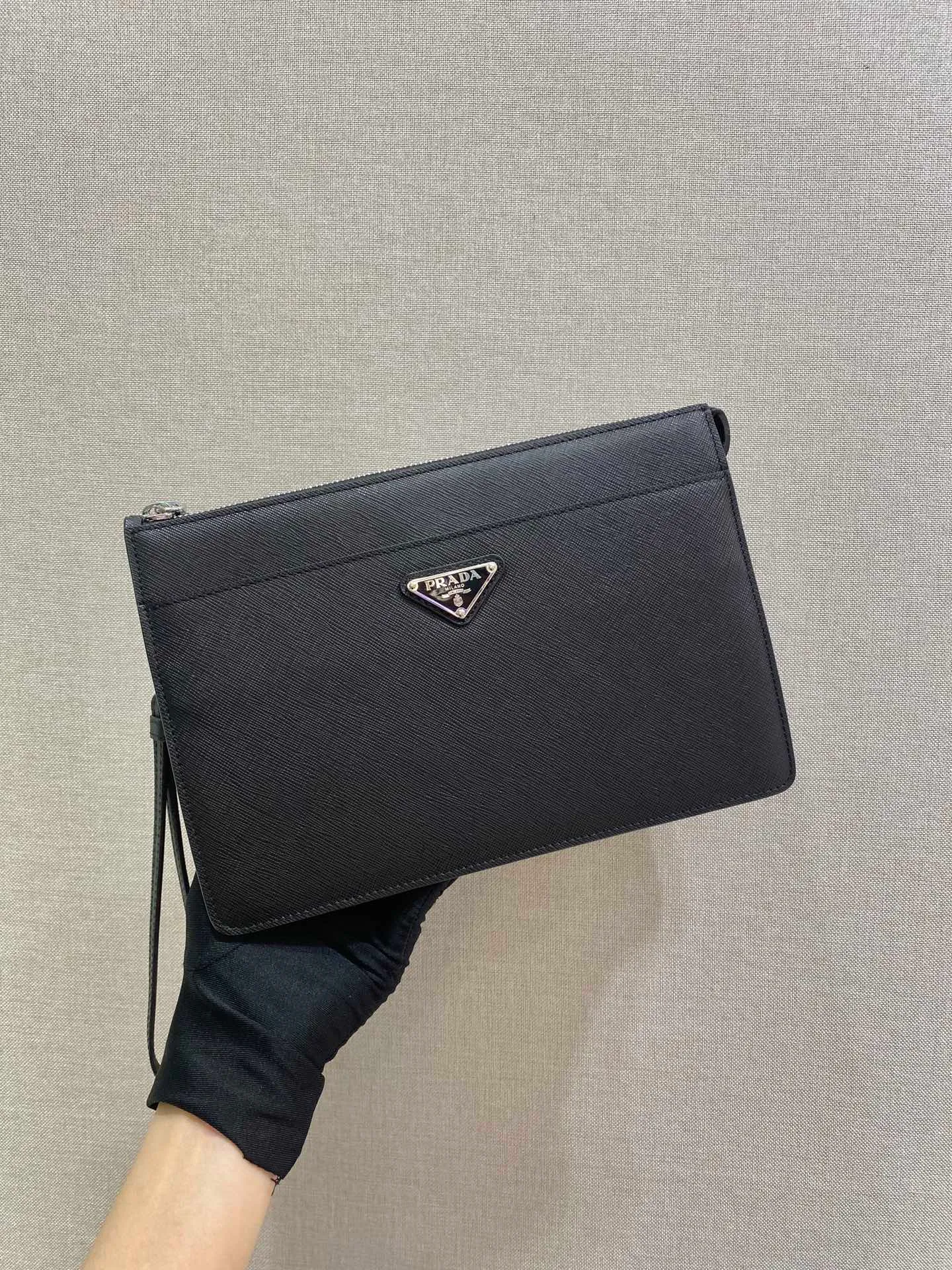 💰1120🎉New Handbag🎉2VF032👏👏This stylish men's handbag comes with a removable leather wrist strap. The triangular metal logo is embellished on it, releasing a unique brand atmosphere. It is made of imported Saffiano leather material, with metal accessories on the top, a zipper compartment, an internal pocket, six card slots, and two magnetic buckle external pockets. It is simple and elegant, and it is worth having for men. Hurry up and get it🙊🙊Length 25X height 17x bottom 4cm