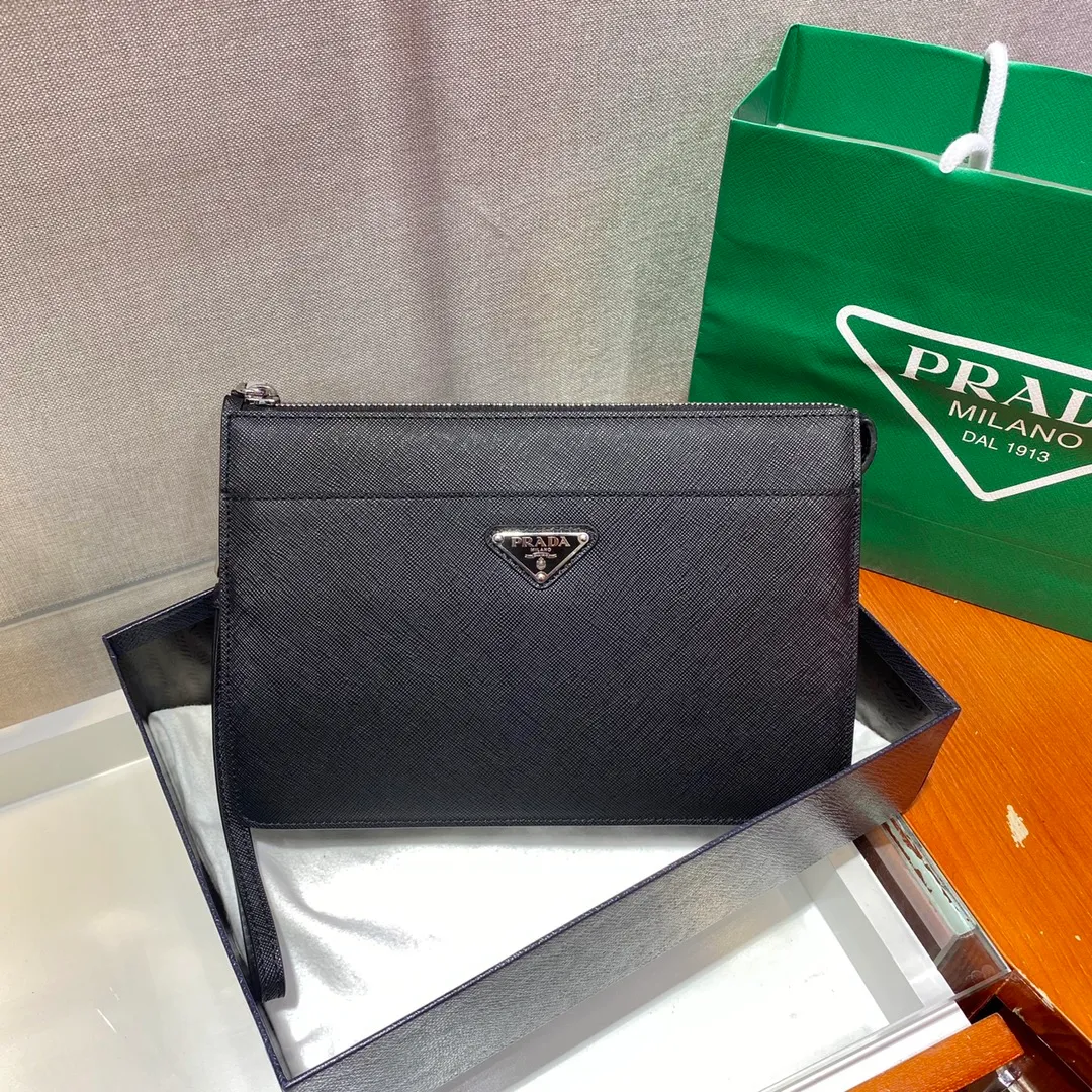 💰1120🎉New Handbag🎉2VF032👏👏This stylish men's handbag comes with a removable leather wrist strap. The triangular metal logo is embellished on it, releasing a unique brand atmosphere. It is made of imported Saffiano leather material, with metal accessories on the top, a zipper compartment, an internal pocket, six card slots, and two magnetic buckle external pockets. It is simple and elegant, and it is worth having for men. Hurry up and get it🙊🙊Length 25X height 17x bottom 4cm