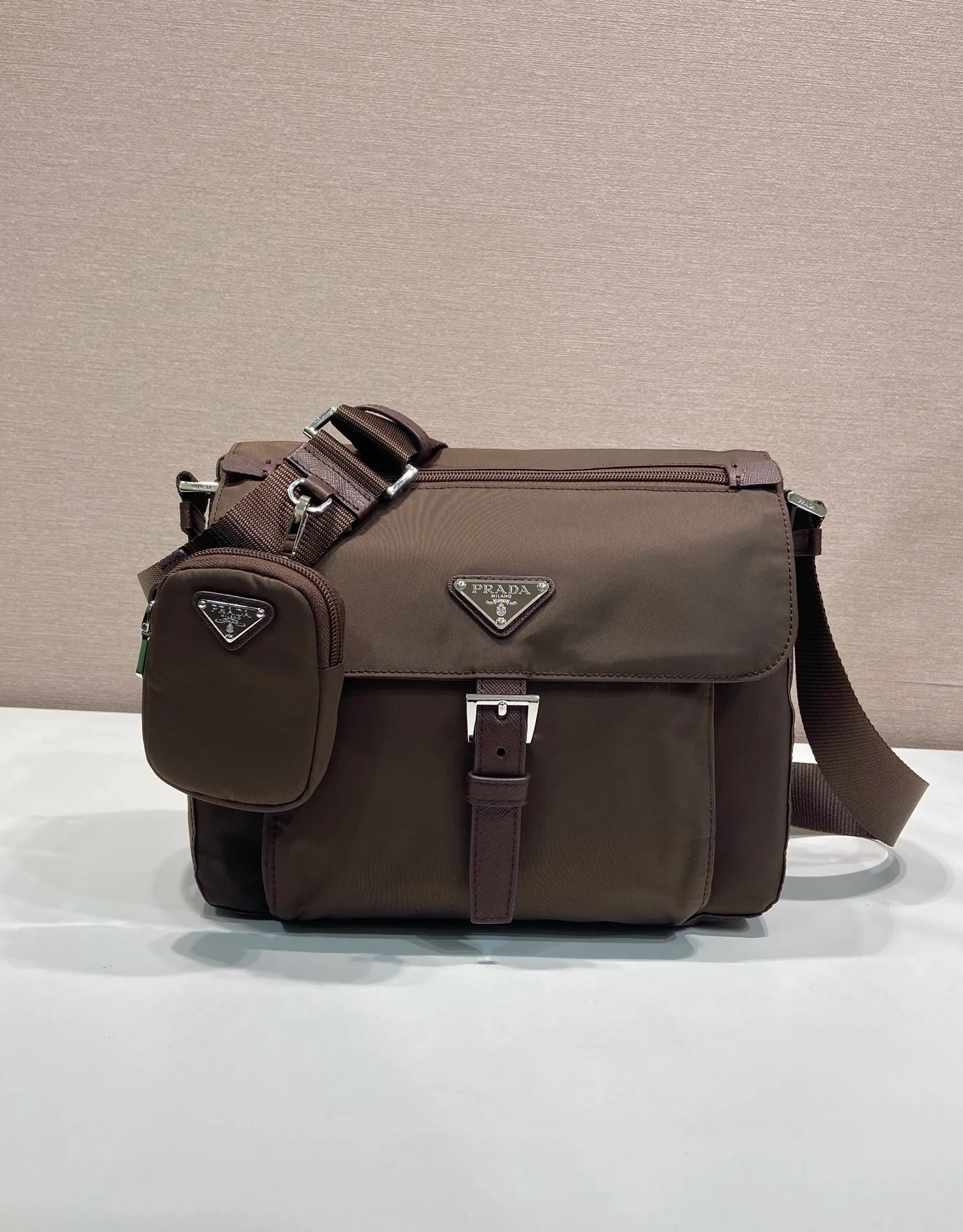 💰1120🎉Upgrade board🎉1BD994 environmentally friendly small bag🎉🎉 This one is made of imported nylon material and Saffiano leather piping, adjustable fabric shoulder straps, stainless steel accessories, and the upgraded version is designed with square buckle hardware on both sides of the shoulder straps. Equipped with a detachable environmentally friendly small bag, triangular enamel logo nameplate, zipper and buckle closure, two outer pockets, one of which is a flip zipper bag, two inner pockets, 165 OEM code, lightweight and practical👏🏻👏🏻Unisex style🙊🙊 Length 25 height 22 bottom 10cm🤙🤙🤙💰💰💰