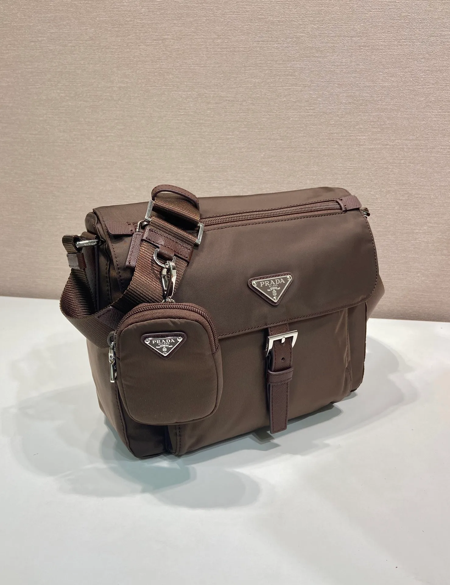 💰1120🎉Upgrade board🎉1BD994 environmentally friendly small bag🎉🎉 This one is made of imported nylon material and Saffiano leather piping, adjustable fabric shoulder straps, stainless steel accessories, and the upgraded version is designed with square buckle hardware on both sides of the shoulder straps. Equipped with a detachable environmentally friendly small bag, triangular enamel logo nameplate, zipper and buckle closure, two outer pockets, one of which is a flip zipper bag, two inner pockets, 165 OEM code, lightweight and practical👏🏻👏🏻Unisex style🙊🙊 Length 25 height 22 bottom 10cm🤙🤙🤙💰💰💰
