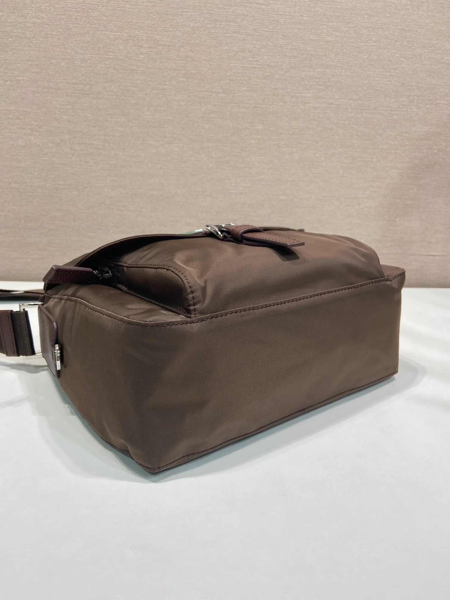 💰1120🎉Upgrade board🎉1BD994 environmentally friendly small bag🎉🎉 This one is made of imported nylon material and Saffiano leather piping, adjustable fabric shoulder straps, stainless steel accessories, and the upgraded version is designed with square buckle hardware on both sides of the shoulder straps. Equipped with a detachable environmentally friendly small bag, triangular enamel logo nameplate, zipper and buckle closure, two outer pockets, one of which is a flip zipper bag, two inner pockets, 165 OEM code, lightweight and practical👏🏻👏🏻Unisex style🙊🙊 Length 25 height 22 bottom 10cm🤙🤙🤙💰💰💰