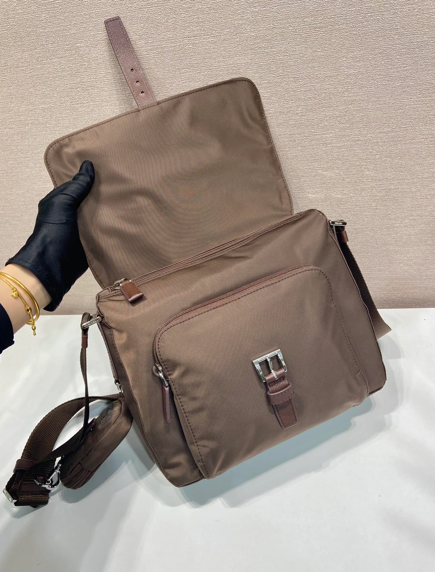 💰1120🎉Upgrade board🎉1BD994 environmentally friendly small bag🎉🎉 This one is made of imported nylon material and Saffiano leather piping, adjustable fabric shoulder straps, stainless steel accessories, and the upgraded version is designed with square buckle hardware on both sides of the shoulder straps. Equipped with a detachable environmentally friendly small bag, triangular enamel logo nameplate, zipper and buckle closure, two outer pockets, one of which is a flip zipper bag, two inner pockets, 165 OEM code, lightweight and practical👏🏻👏🏻Unisex style🙊🙊 Length 25 height 22 bottom 10cm🤙🤙🤙💰💰💰