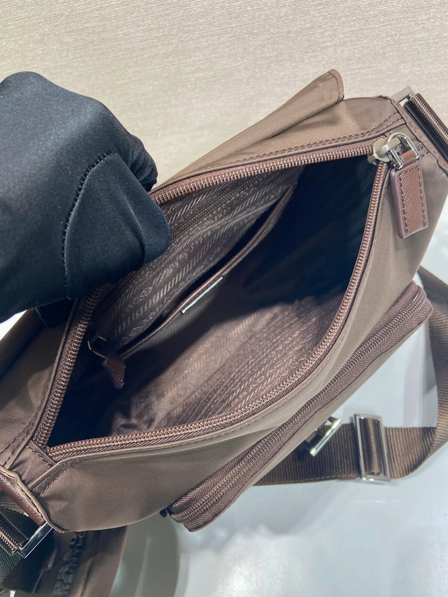 💰1120🎉Upgrade board🎉1BD994 environmentally friendly small bag🎉🎉 This one is made of imported nylon material and Saffiano leather piping, adjustable fabric shoulder straps, stainless steel accessories, and the upgraded version is designed with square buckle hardware on both sides of the shoulder straps. Equipped with a detachable environmentally friendly small bag, triangular enamel logo nameplate, zipper and buckle closure, two outer pockets, one of which is a flip zipper bag, two inner pockets, 165 OEM code, lightweight and practical👏🏻👏🏻Unisex style🙊🙊 Length 25 height 22 bottom 10cm🤙🤙🤙💰💰💰