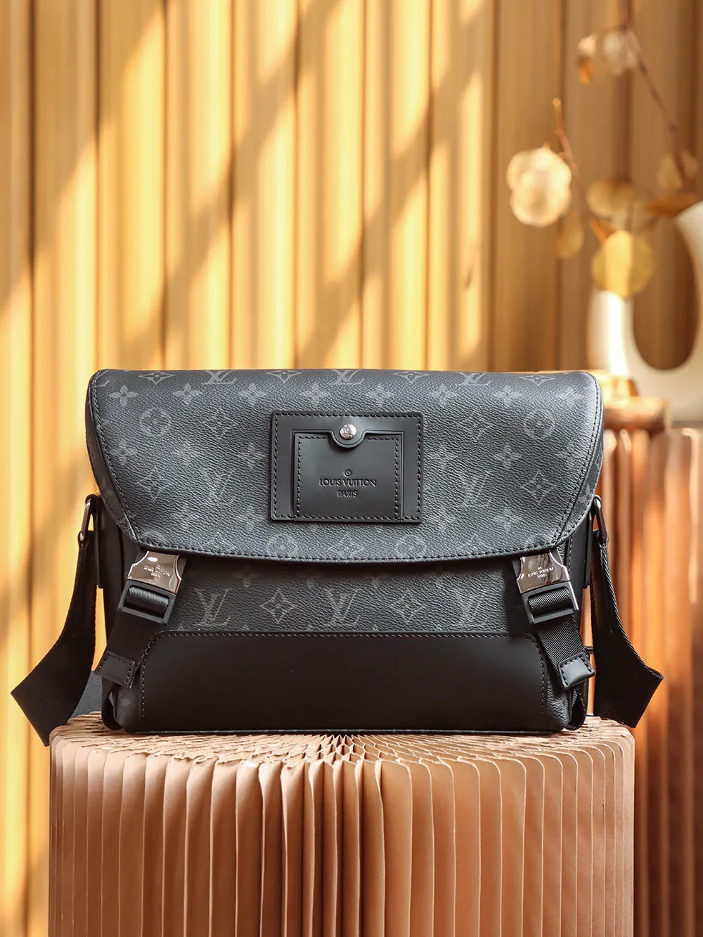 P¥900👉163C01 transcoding chip👈𝐕𝐎𝐘𝐀𝐆𝐄𝐑 Messenger bag #M40511 [Top-level inspection-free, all-steel hardware] ▪️Size: 33*22.5*11cm▪️ A must-have for men, very stylish on the back, Inspired by the classic college style, it not only has a good-looking and stylish appearance, but also has a large capacity. The upper body effect is super handsome, and the unique lock buckle has a sense of design. It is the ceiling of a commuter men's bag. The low-key appearance of the black flower highly highlights the masculine temperament. It is the most suitable messenger bag for fashionable men.