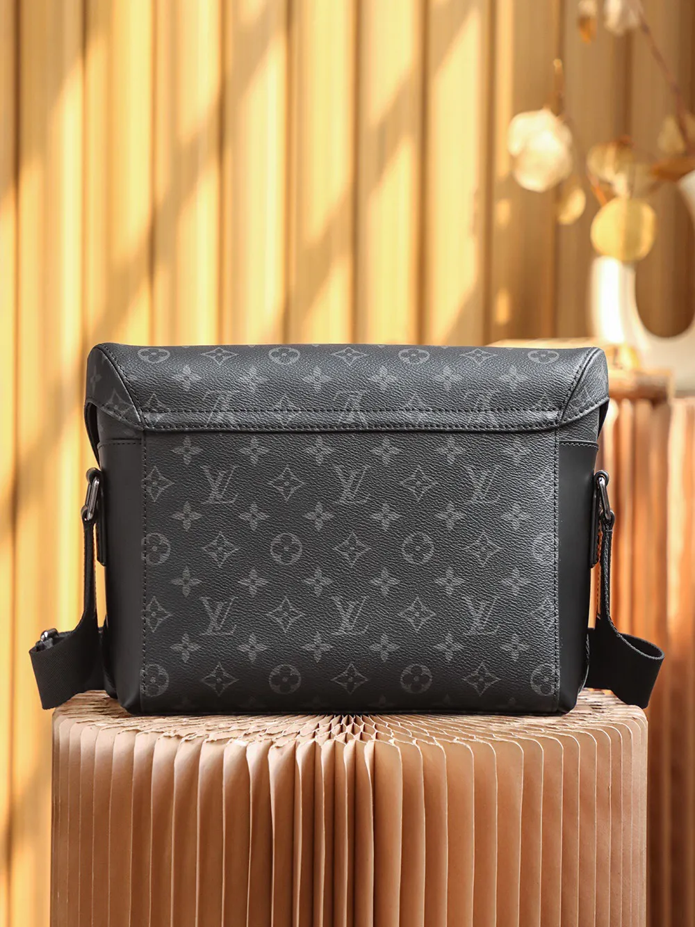 P¥900👉163C01 transcoding chip👈𝐕𝐎𝐘𝐀𝐆𝐄𝐑 Messenger bag #M40511 [Top-level inspection-free, all-steel hardware] ▪️Size: 33*22.5*11cm▪️ A must-have for men, very stylish on the back, Inspired by the classic college style, it not only has a good-looking and stylish appearance, but also has a large capacity. The upper body effect is super handsome, and the unique lock buckle has a sense of design. It is the ceiling of a commuter men's bag. The low-key appearance of the black flower highly highlights the masculine temperament. It is the most suitable messenger bag for fashionable men.