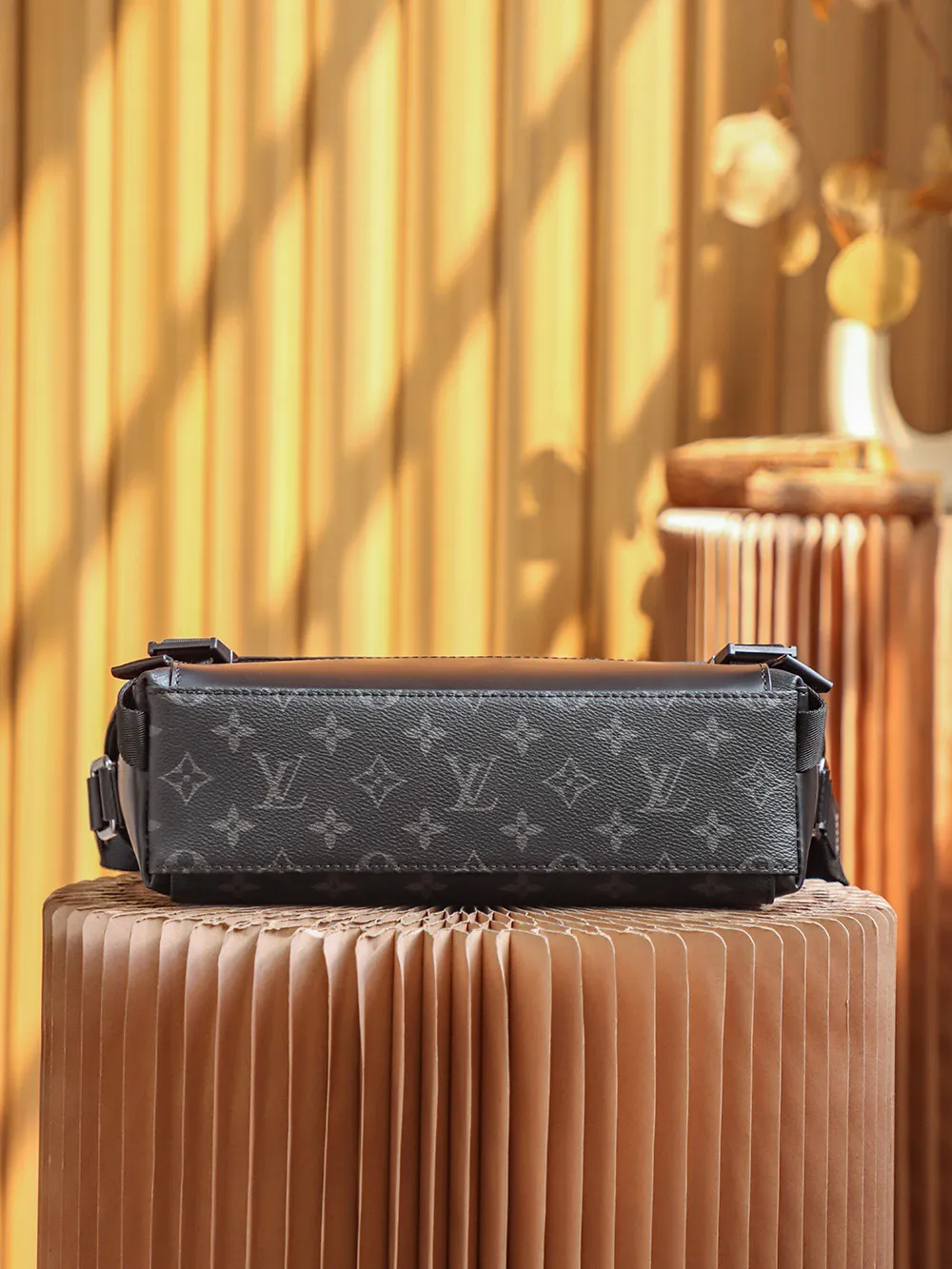 P¥900👉163C01 transcoding chip👈𝐕𝐎𝐘𝐀𝐆𝐄𝐑 Messenger bag #M40511 [Top-level inspection-free, all-steel hardware] ▪️Size: 33*22.5*11cm▪️ A must-have for men, very stylish on the back, Inspired by the classic college style, it not only has a good-looking and stylish appearance, but also has a large capacity. The upper body effect is super handsome, and the unique lock buckle has a sense of design. It is the ceiling of a commuter men's bag. The low-key appearance of the black flower highly highlights the masculine temperament. It is the most suitable messenger bag for fashionable men.