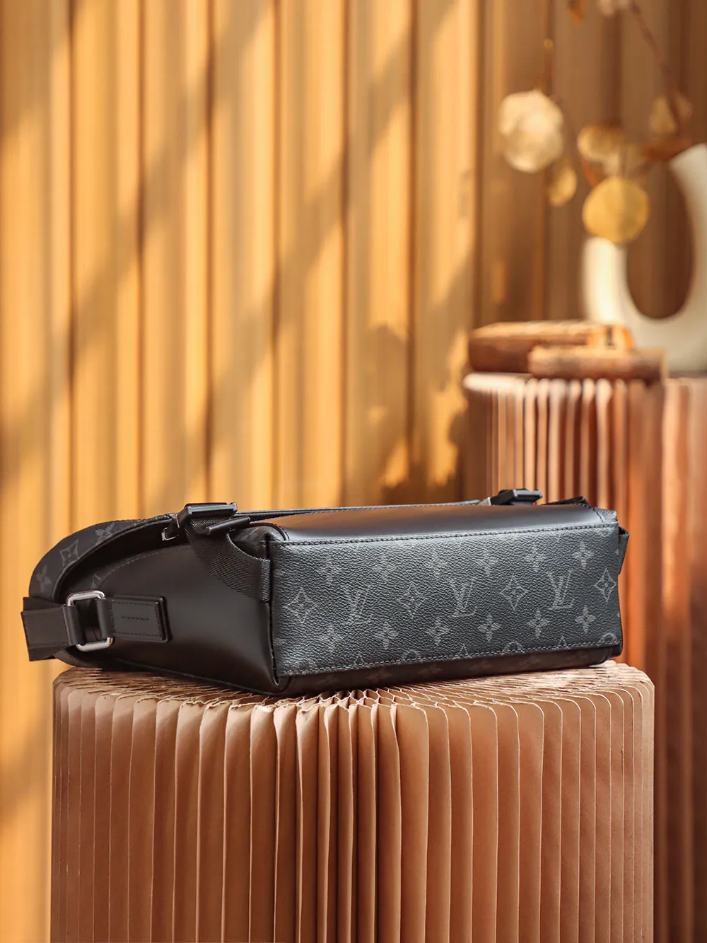P¥900👉163C01 transcoding chip👈𝐕𝐎𝐘𝐀𝐆𝐄𝐑 Messenger bag #M40511 [Top-level inspection-free, all-steel hardware] ▪️Size: 33*22.5*11cm▪️ A must-have for men, very stylish on the back, Inspired by the classic college style, it not only has a good-looking and stylish appearance, but also has a large capacity. The upper body effect is super handsome, and the unique lock buckle has a sense of design. It is the ceiling of a commuter men's bag. The low-key appearance of the black flower highly highlights the masculine temperament. It is the most suitable messenger bag for fashionable men.