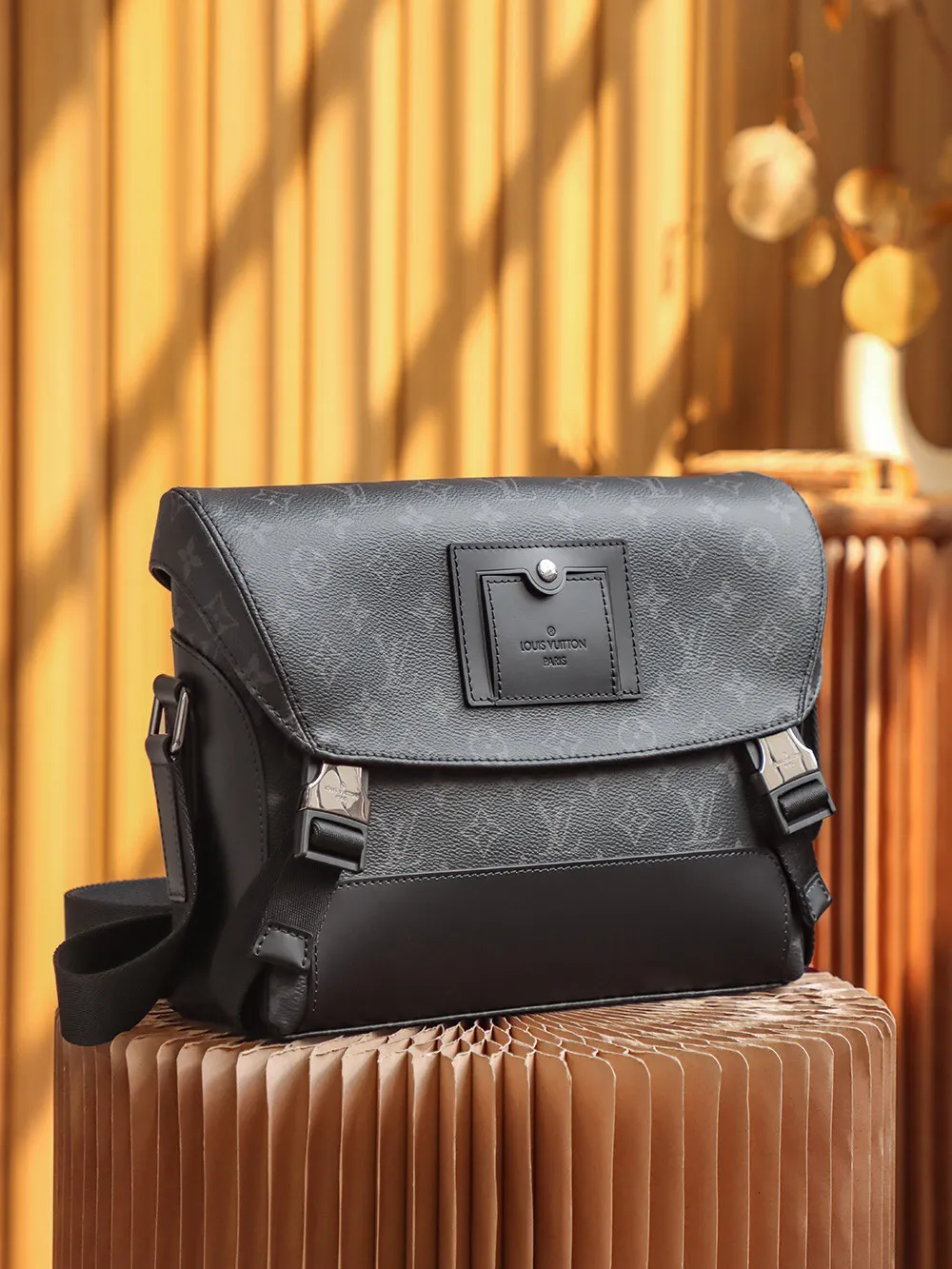P¥900👉163C01 transcoding chip👈𝐕𝐎𝐘𝐀𝐆𝐄𝐑 Messenger bag #M40511 [Top-level inspection-free, all-steel hardware] ▪️Size: 33*22.5*11cm▪️ A must-have for men, very stylish on the back, Inspired by the classic college style, it not only has a good-looking and stylish appearance, but also has a large capacity. The upper body effect is super handsome, and the unique lock buckle has a sense of design. It is the ceiling of a commuter men's bag. The low-key appearance of the black flower highly highlights the masculine temperament. It is the most suitable messenger bag for fashionable men.