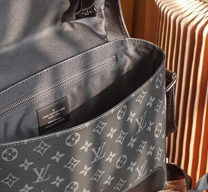 P¥900👉163C01 transcoding chip👈𝐕𝐎𝐘𝐀𝐆𝐄𝐑 Messenger bag #M40511 [Top-level inspection-free, all-steel hardware] ▪️Size: 33*22.5*11cm▪️ A must-have for men, very stylish on the back, Inspired by the classic college style, it not only has a good-looking and stylish appearance, but also has a large capacity. The upper body effect is super handsome, and the unique lock buckle has a sense of design. It is the ceiling of a commuter men's bag. The low-key appearance of the black flower highly highlights the masculine temperament. It is the most suitable messenger bag for fashionable men.
