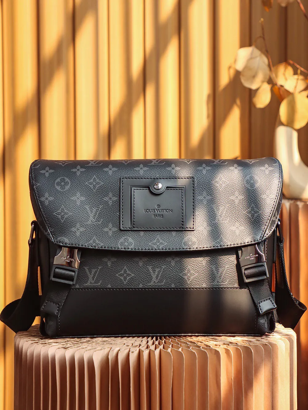 P¥900👉163C01 transcoding chip👈𝐕𝐎𝐘𝐀𝐆𝐄𝐑 Messenger bag #M40511 [Top-level inspection-free, all-steel hardware] ▪️Size: 33*22.5*11cm▪️ A must-have for men, very stylish on the back, Inspired by the classic college style, it not only has a good-looking and stylish appearance, but also has a large capacity. The upper body effect is super handsome, and the unique lock buckle has a sense of design. It is the ceiling of a commuter men's bag. The low-key appearance of the black flower highly highlights the masculine temperament. It is the most suitable messenger bag for fashionable men.